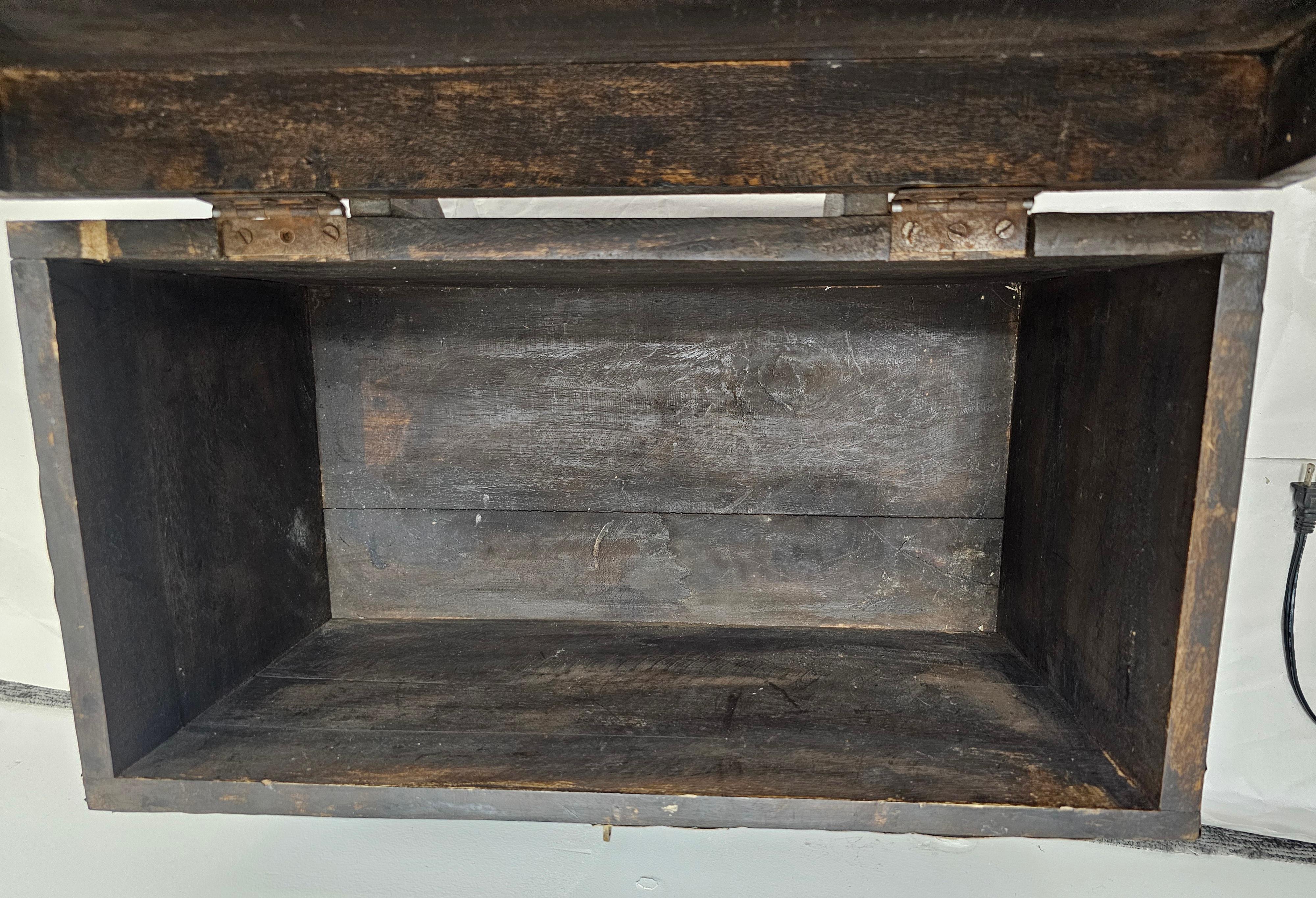 Massive lackiertem Holz und verzierten Metall montiert Strongbox (20. Jahrhundert) im Angebot