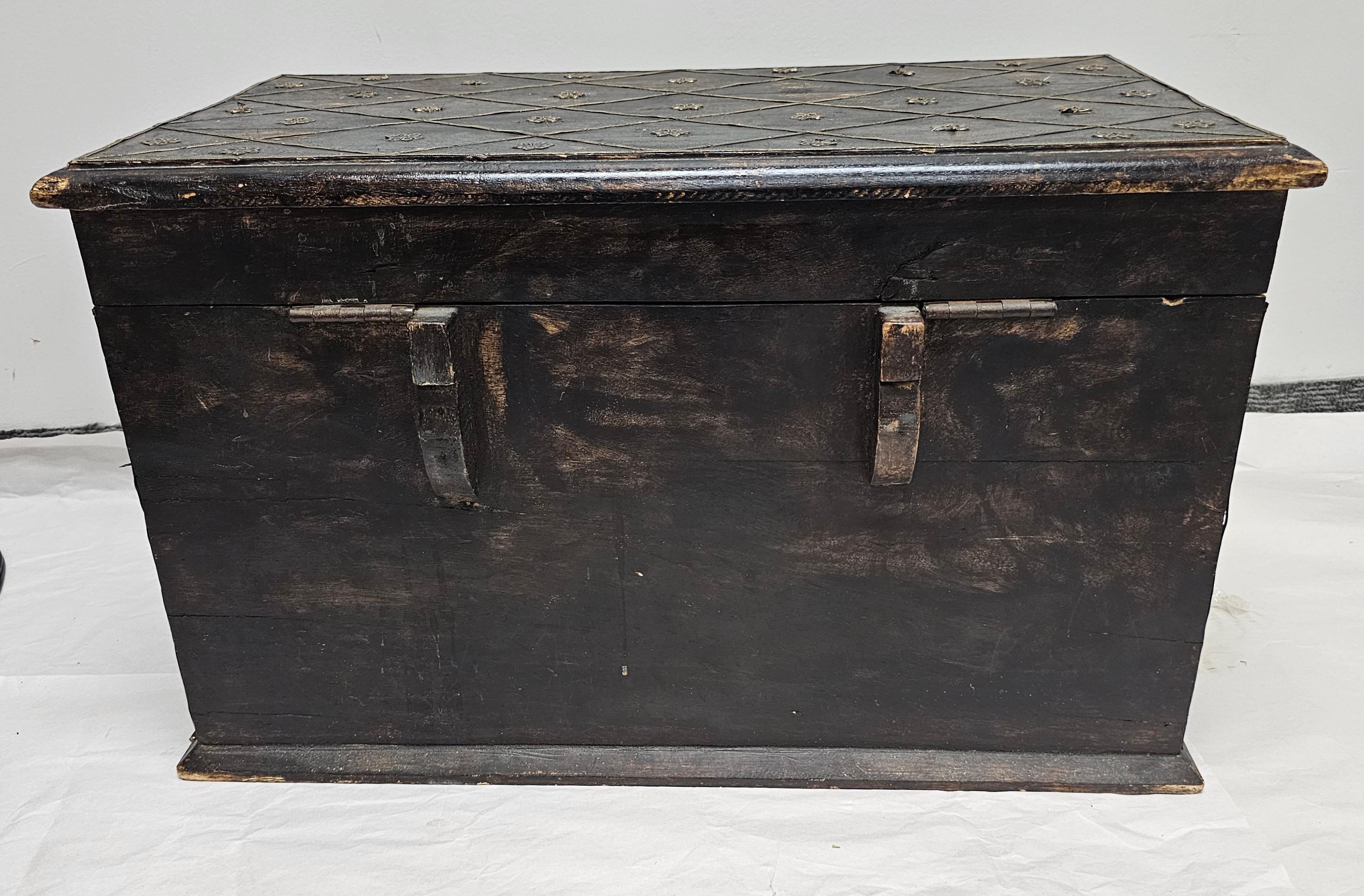 Massive lackiertem Holz und verzierten Metall montiert Strongbox im Angebot 1