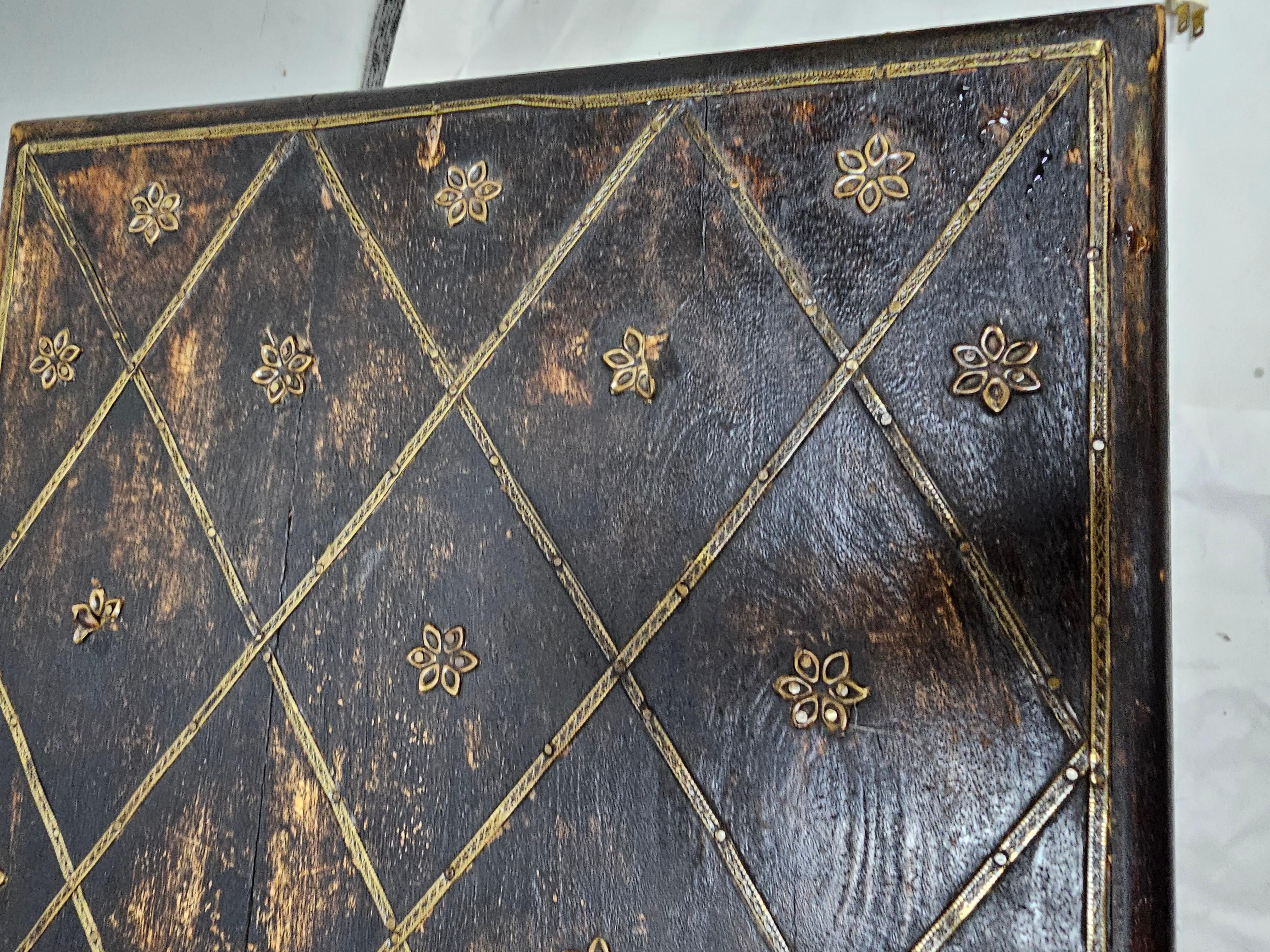 Massive lackiertem Holz und verzierten Metall montiert Strongbox im Angebot 2