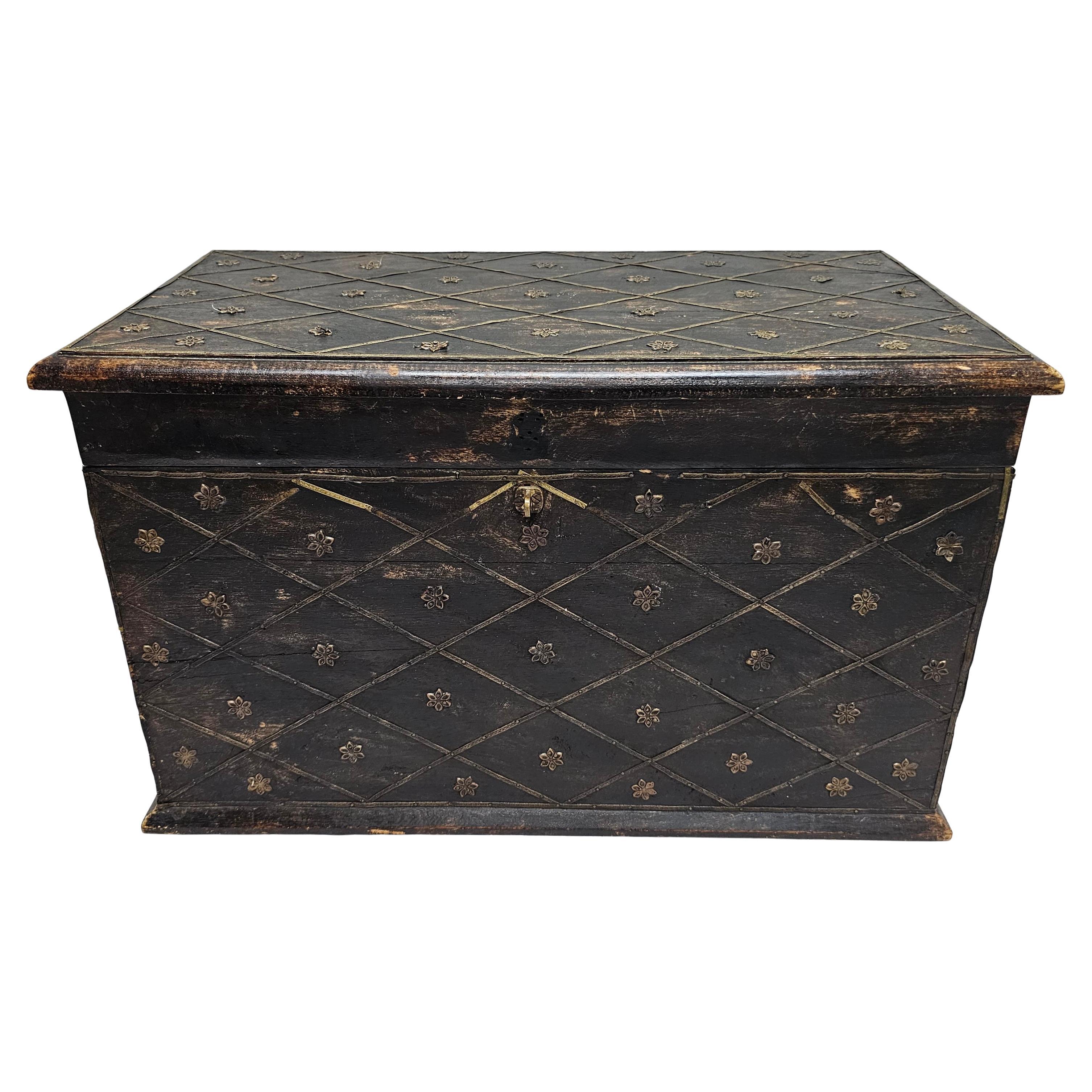 Massive lackiertem Holz und verzierten Metall montiert Strongbox im Angebot