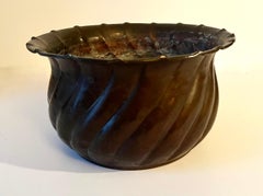 Jardiniere ou jardinière en laiton massif patiné avec corps strié en forme de tourbillon et bord évasé