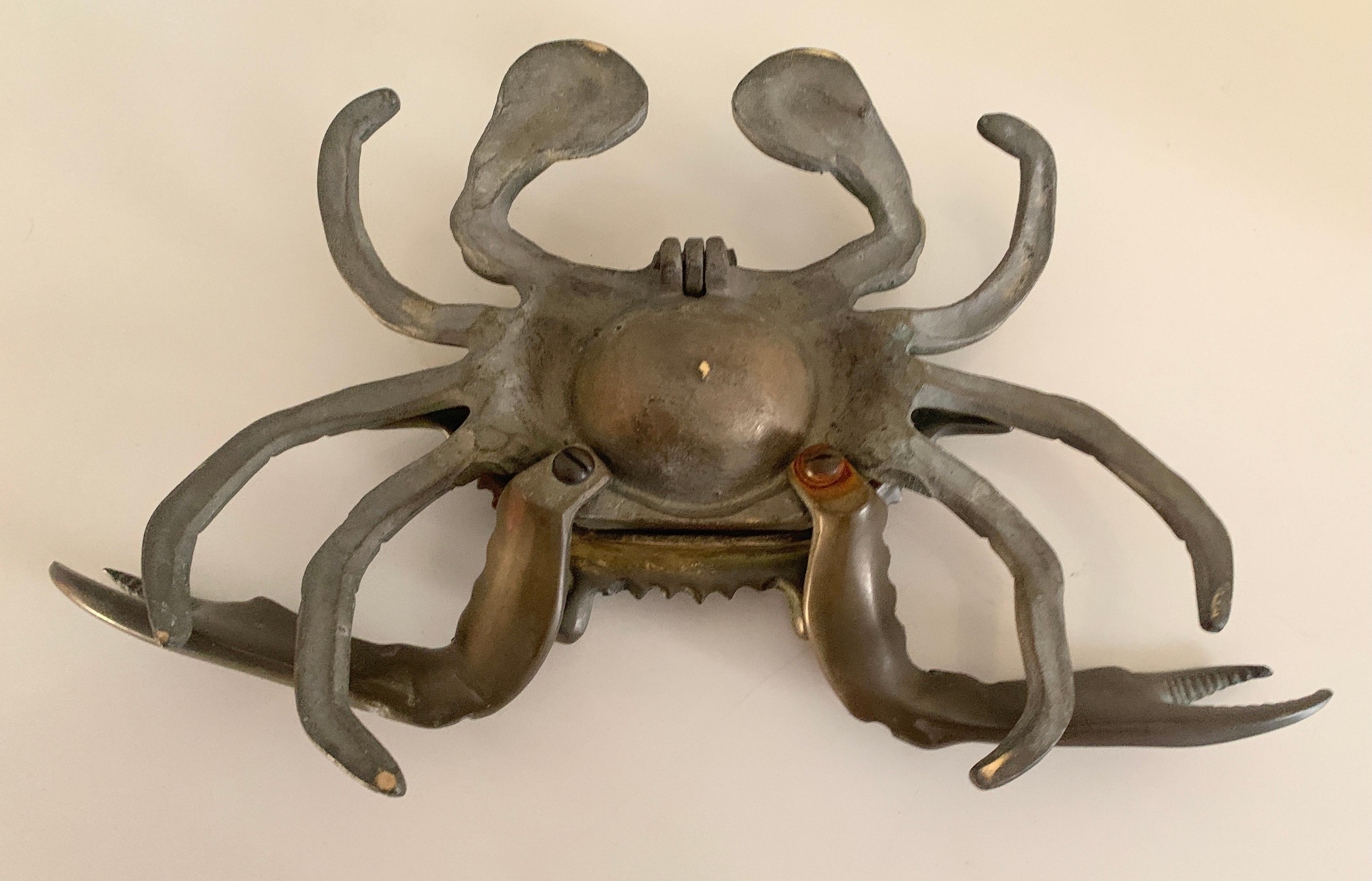 Ein großer und schwerer Aschenbecher aus massiver Bronze in Form einer Krabbe. Dieses Stück ist ein Kompliment als dekoratives Stück und hat auch eine klappbare Oberseite, die als Aschenbecher für Ihre perfekte Rauch oder 420 verwendet werden kann.