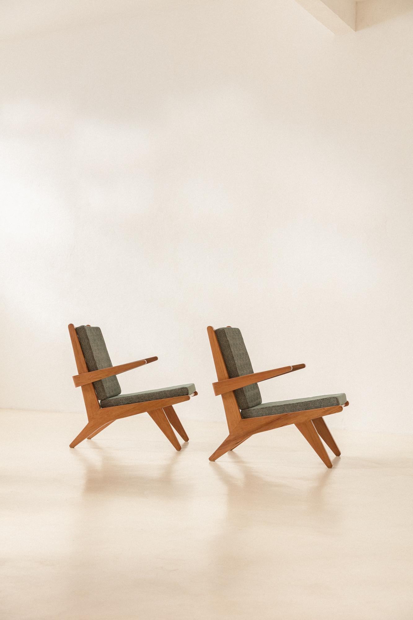 Designed and manufactured in the 1950s, this lounge chairs was built in Solid Pau Marfim Wood. The chair has been fully restored and is in great condition.