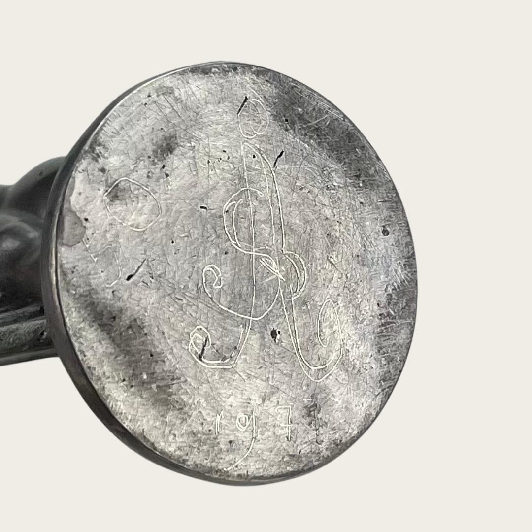 Massive Zinnskulptur eines römisch-griechischen Frauenaktes (Hartzinn) im Angebot