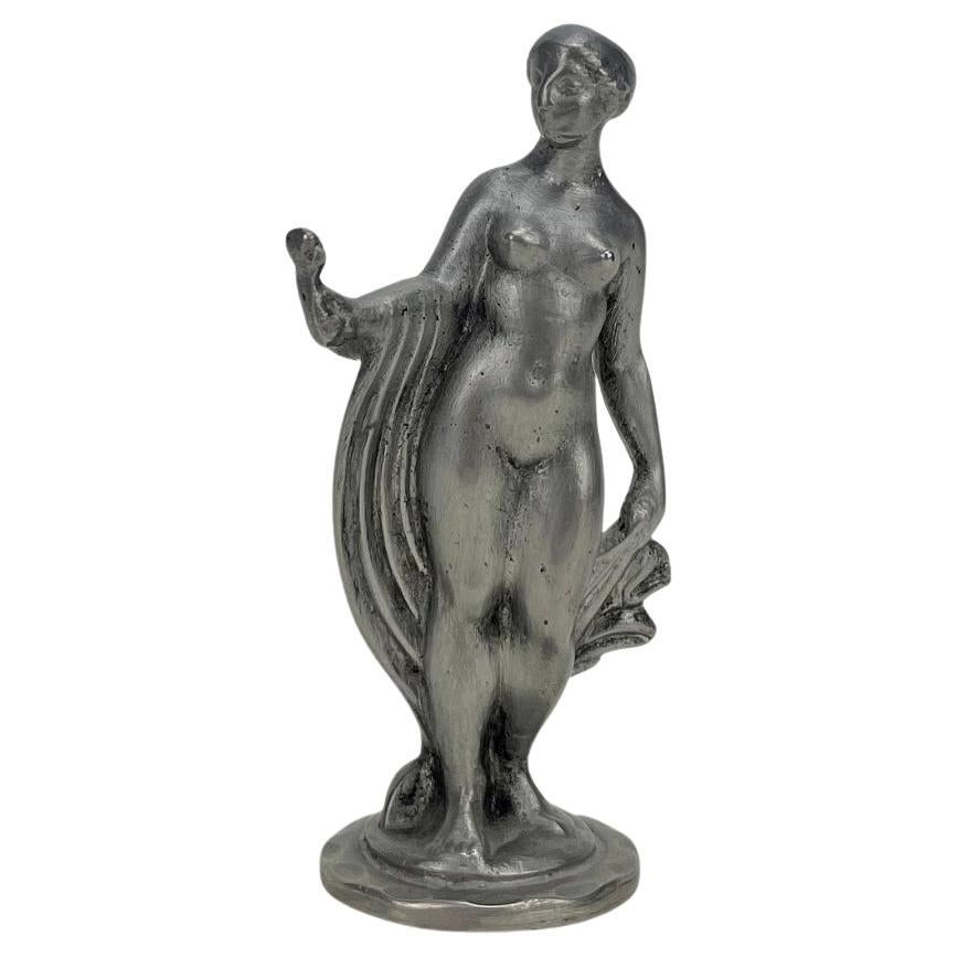 Massive Zinnskulptur eines römisch-griechischen Frauenaktes im Angebot