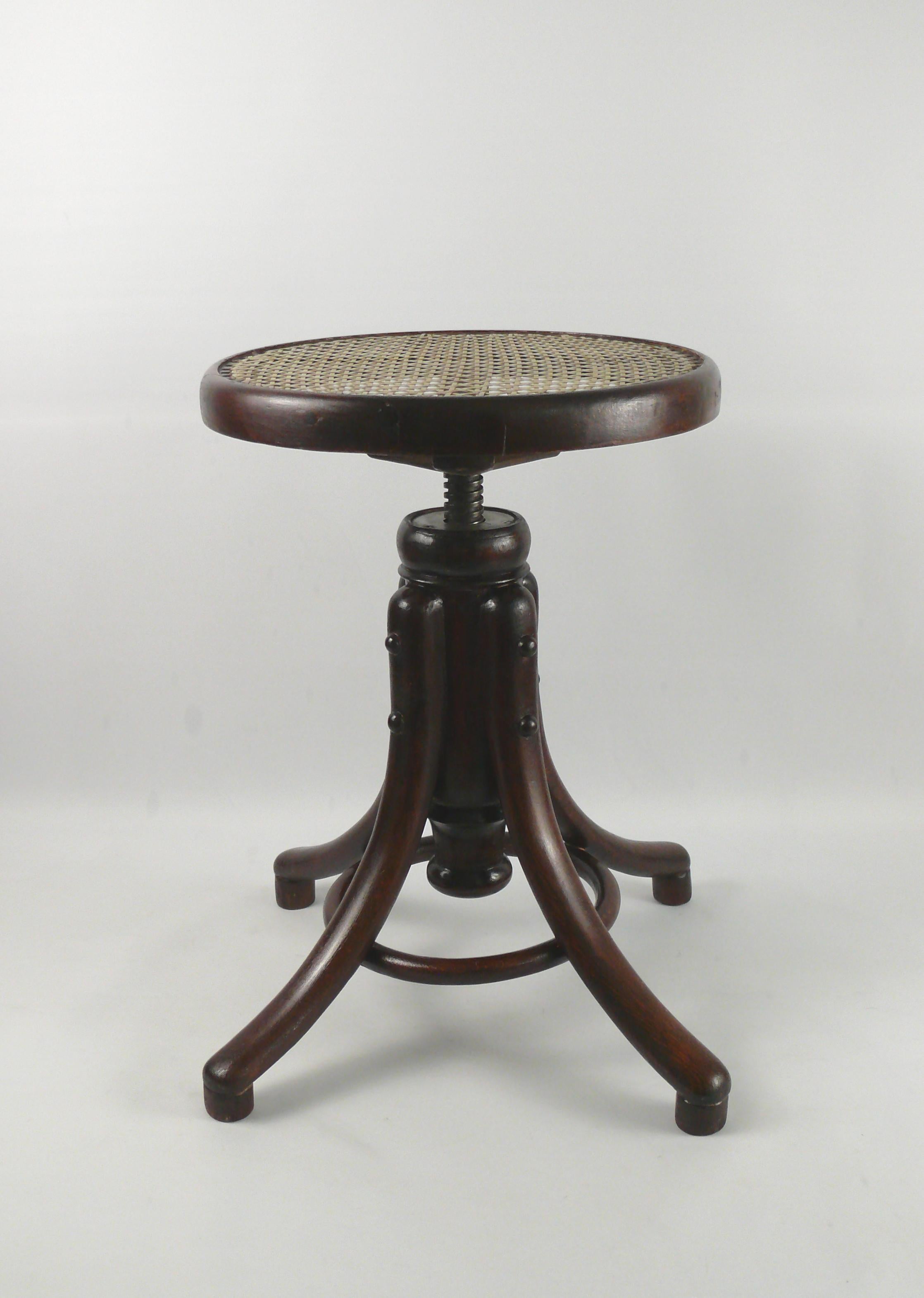Refurbished piano stool from the end of the 19th or beginning of the 20th century - without manufacturer's certificate, high quality, similar to Thonet. The piano stool is made of solid beech wood and has a frame with a bentwood ring. The curved