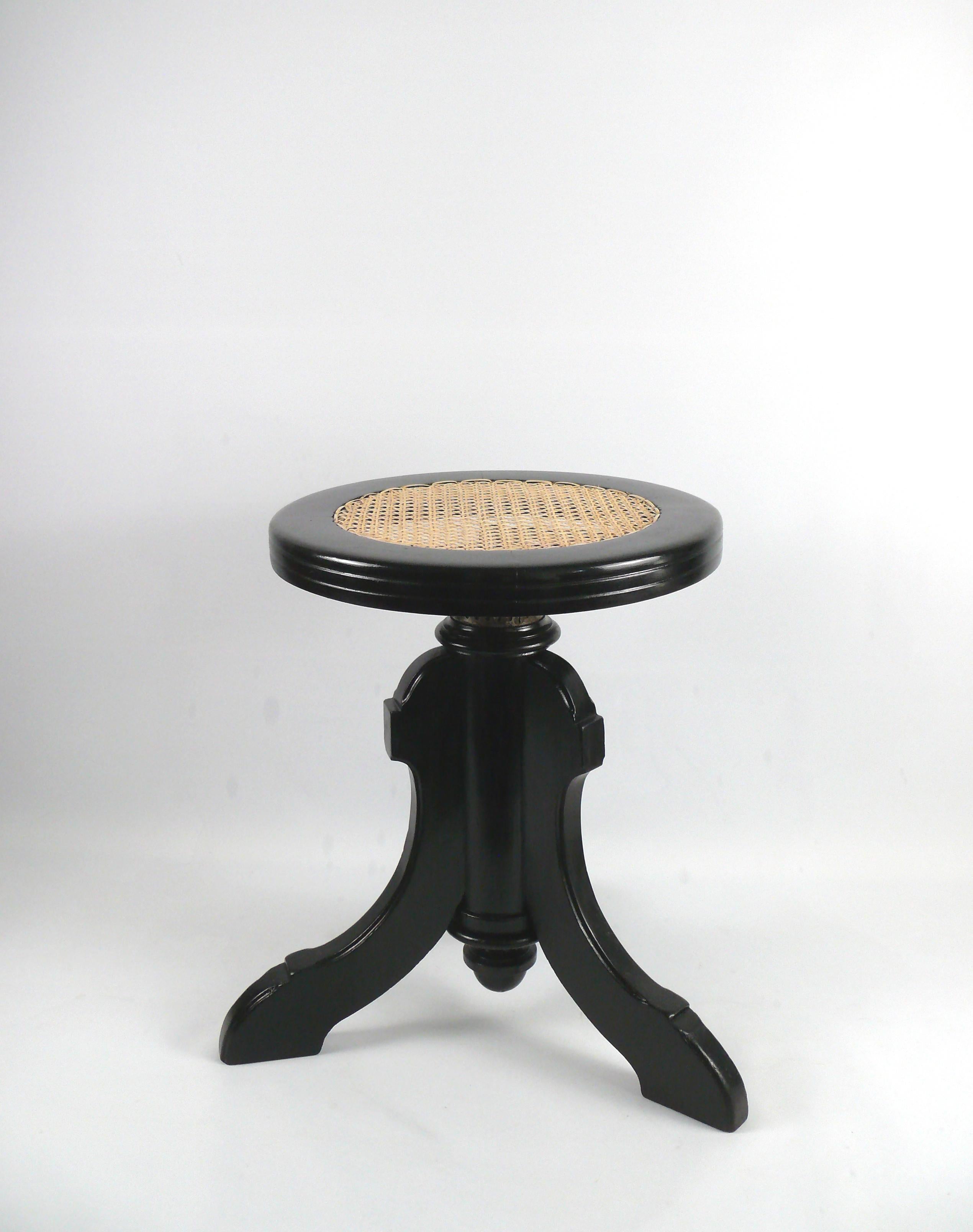 Very solid piano stool/swivel stool with seat made of hand-woven Viennese cane. The piano stool is made of beech wood and has three curved feet that are connected to the central column. The stool can be adjusted in height from 46 cm to approx. 58