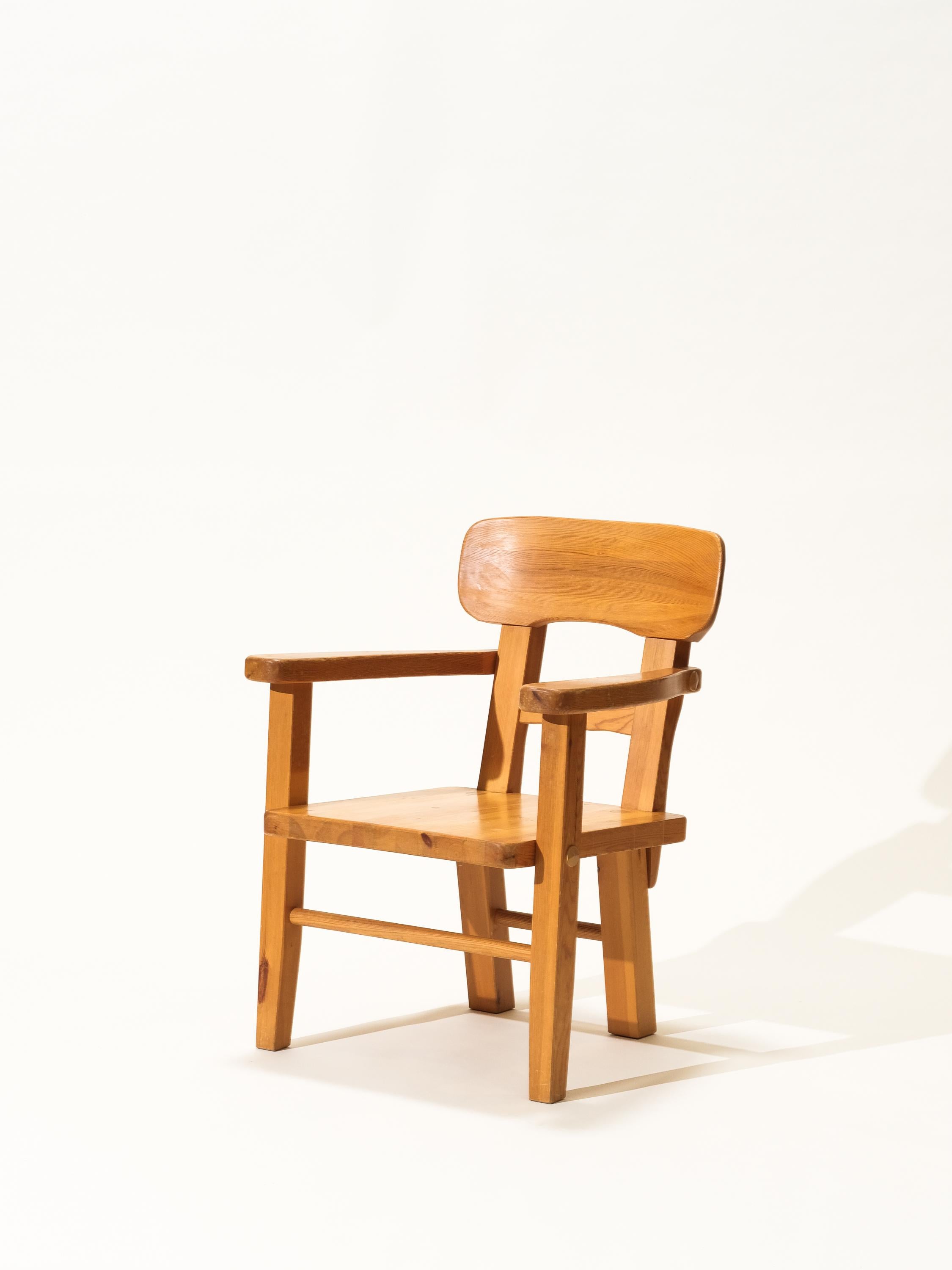 Rare fauteuil suédois en pin massif produit par Vemdalia dans les années 1970. En bonne condition vintage et originale avec de petits signes d'âge et d'utilisation.
Estampillé.