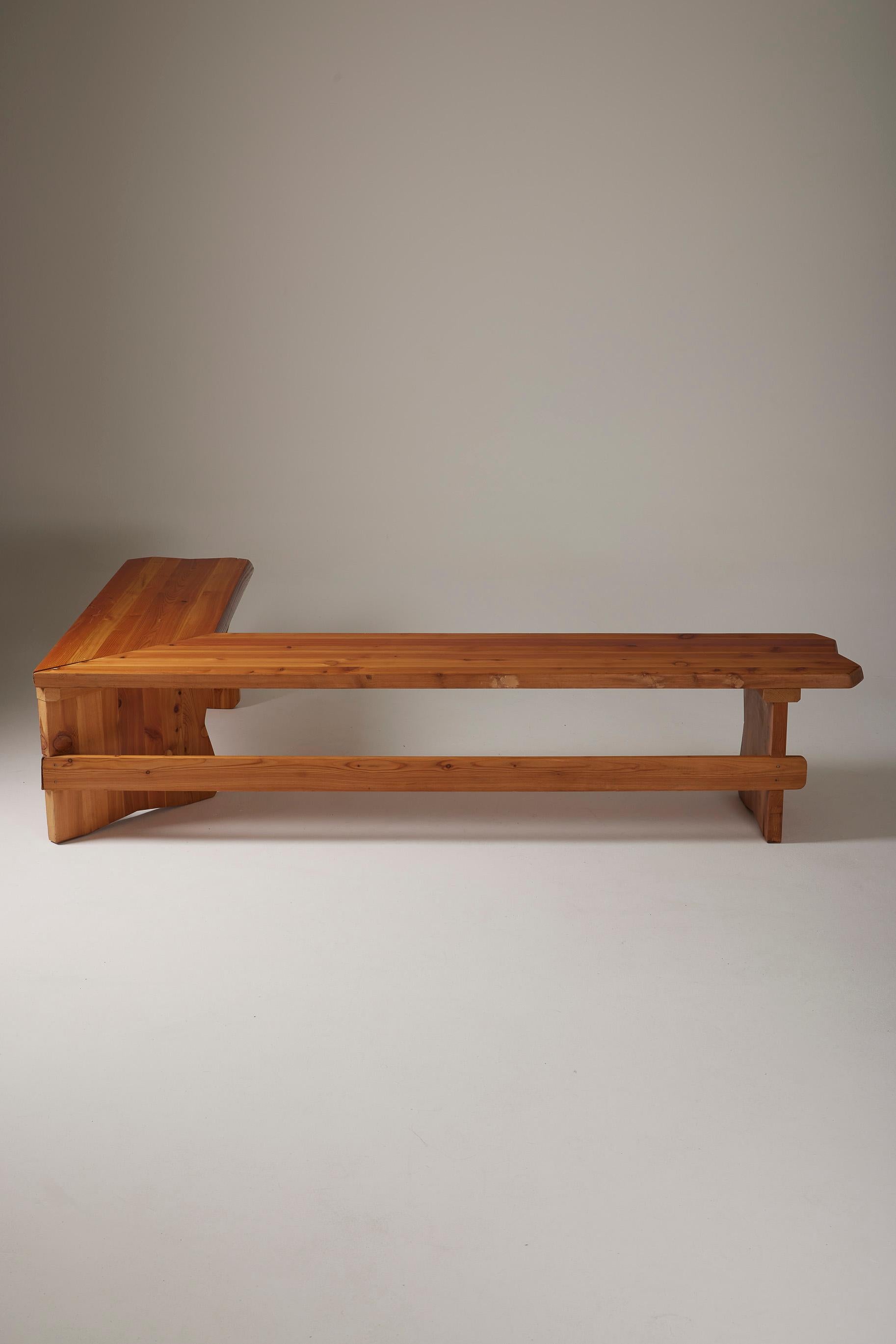 Corner solid pine bench in the style of Charlotte Perriand from the 1970s. Beautiful patina. Origin: Czech Republic.
LP2822