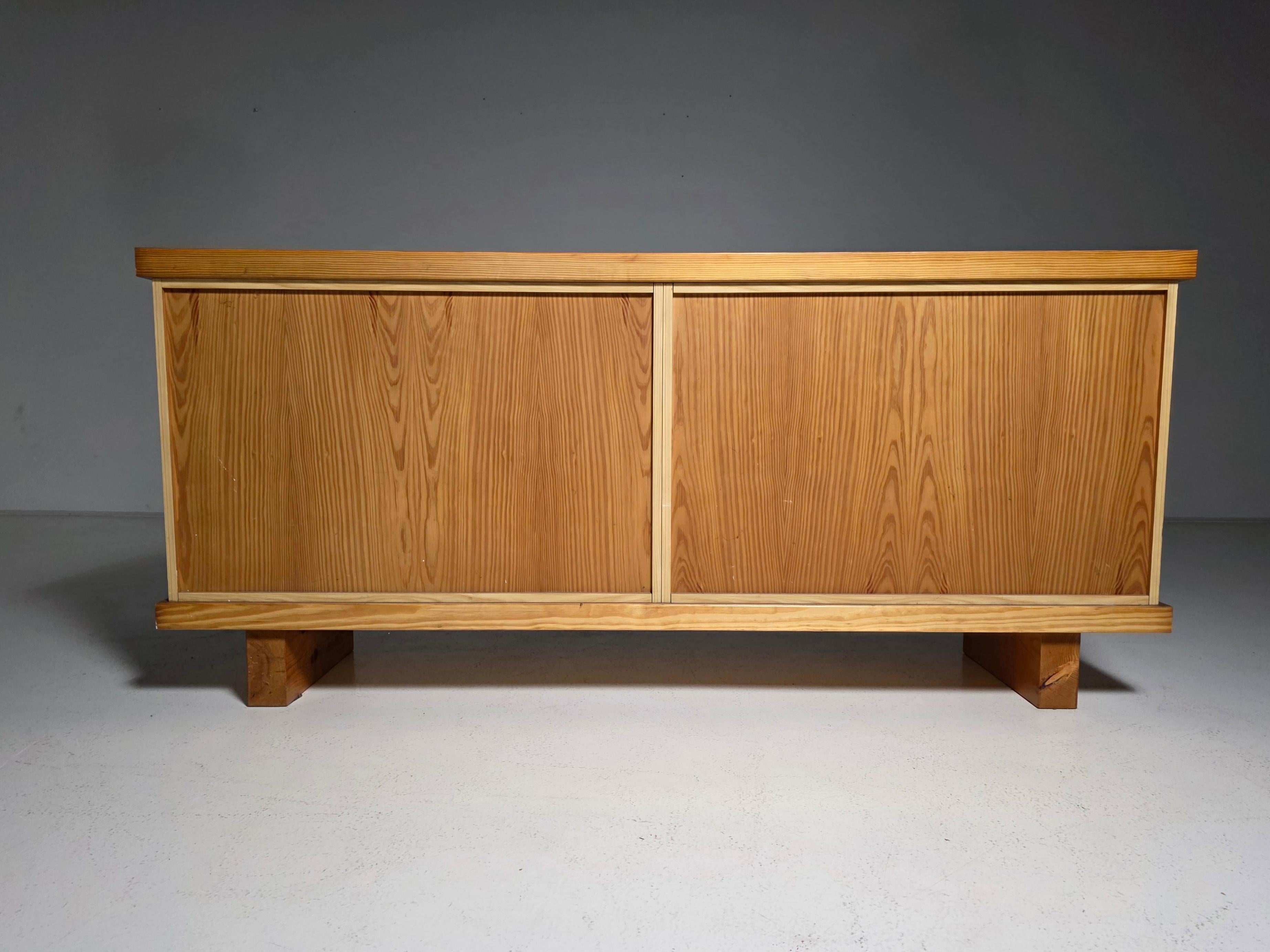 Massive Kiefer Brutalist Credenza, Frankreich 1970er Jahre