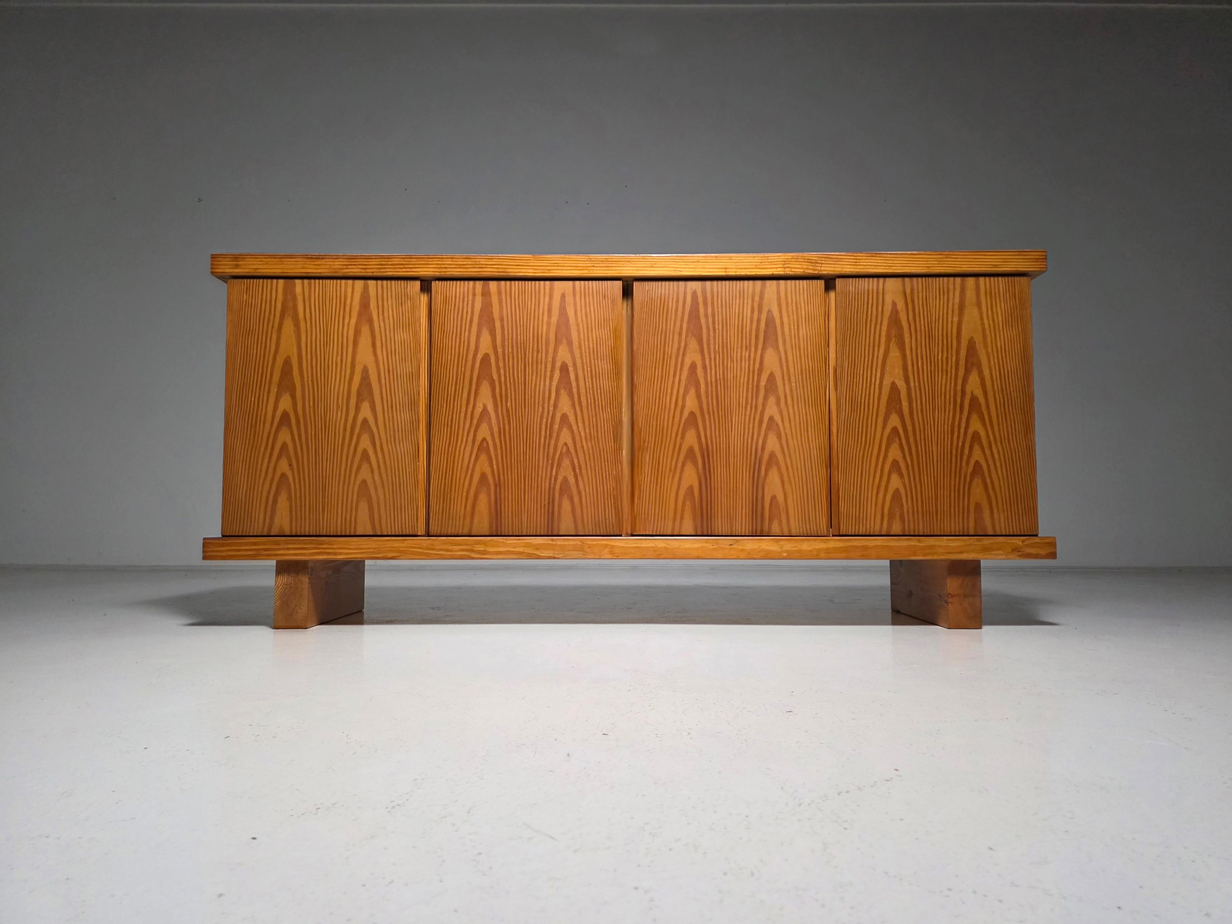 Massive Kiefer Brutalist Credenza, Frankreich 1970er Jahre