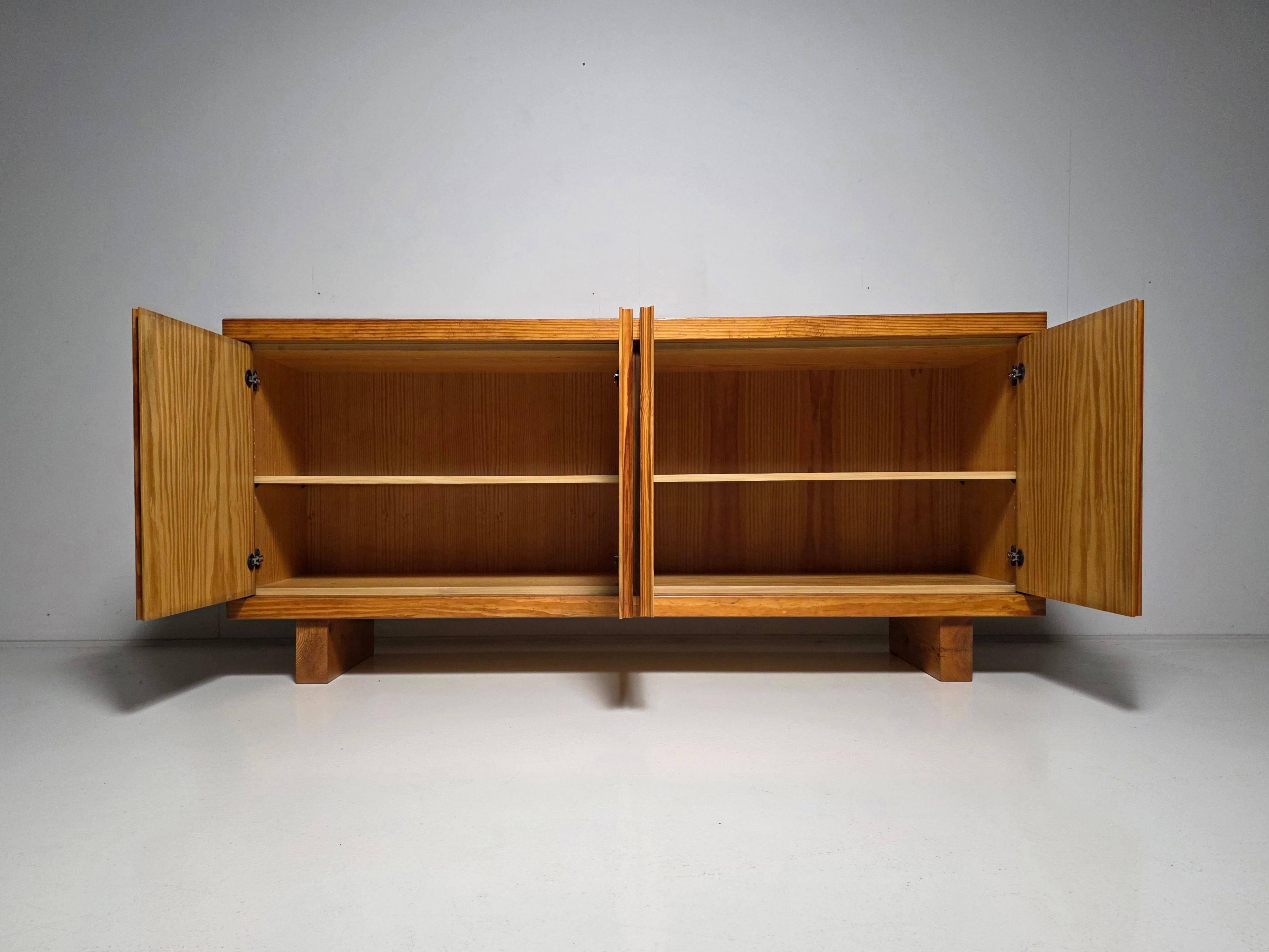 Massive Kiefer Brutalist Credenza, Frankreich 1970er Jahre