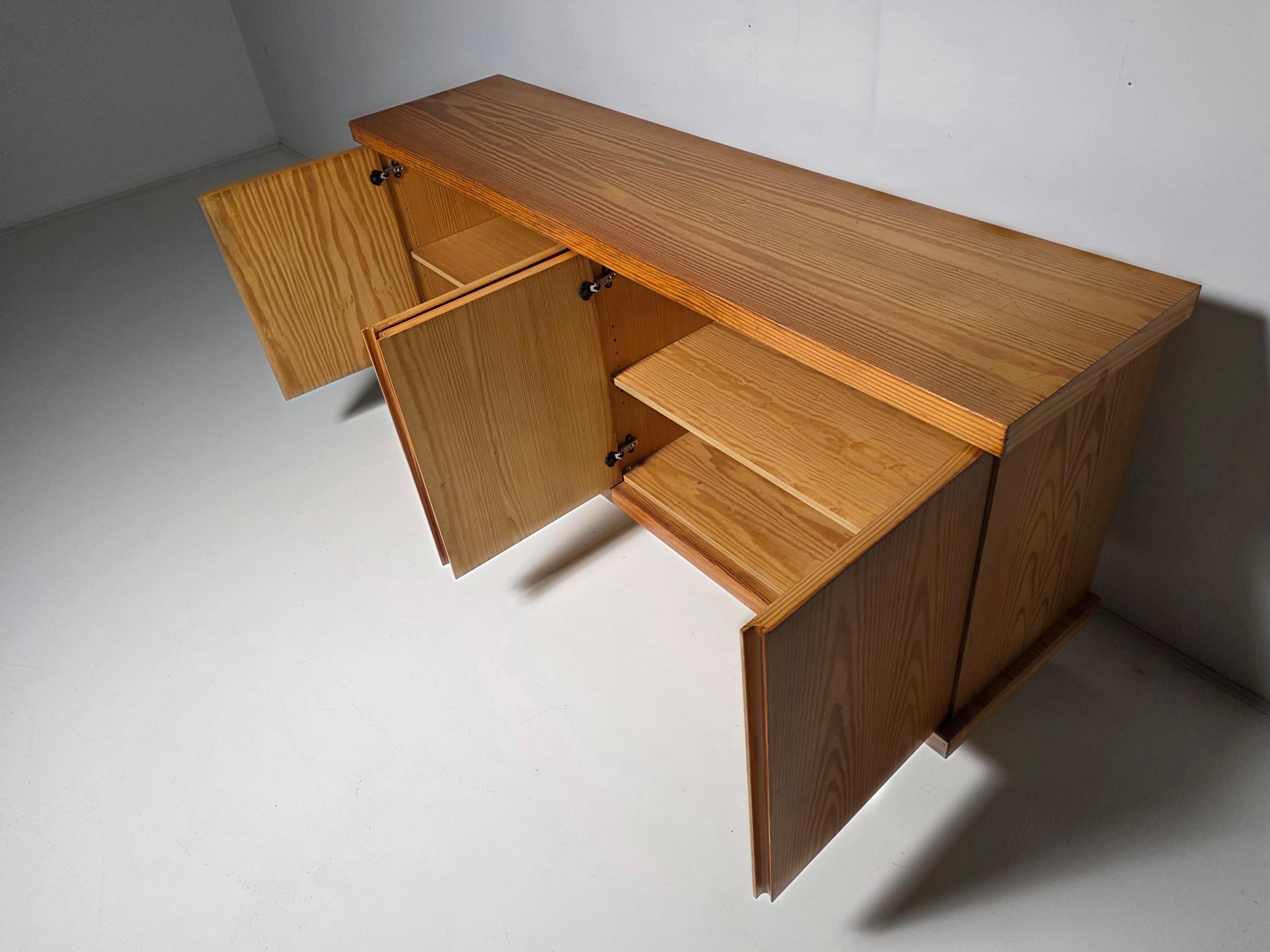 Massive Kiefer Brutalist Credenza, Frankreich 1970er Jahre