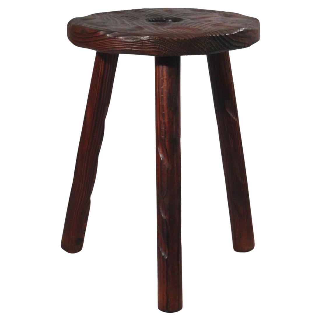 Brutalistischer Dreibeinhocker aus massivem Kiefernholz, Frankreich 1950er Jahre