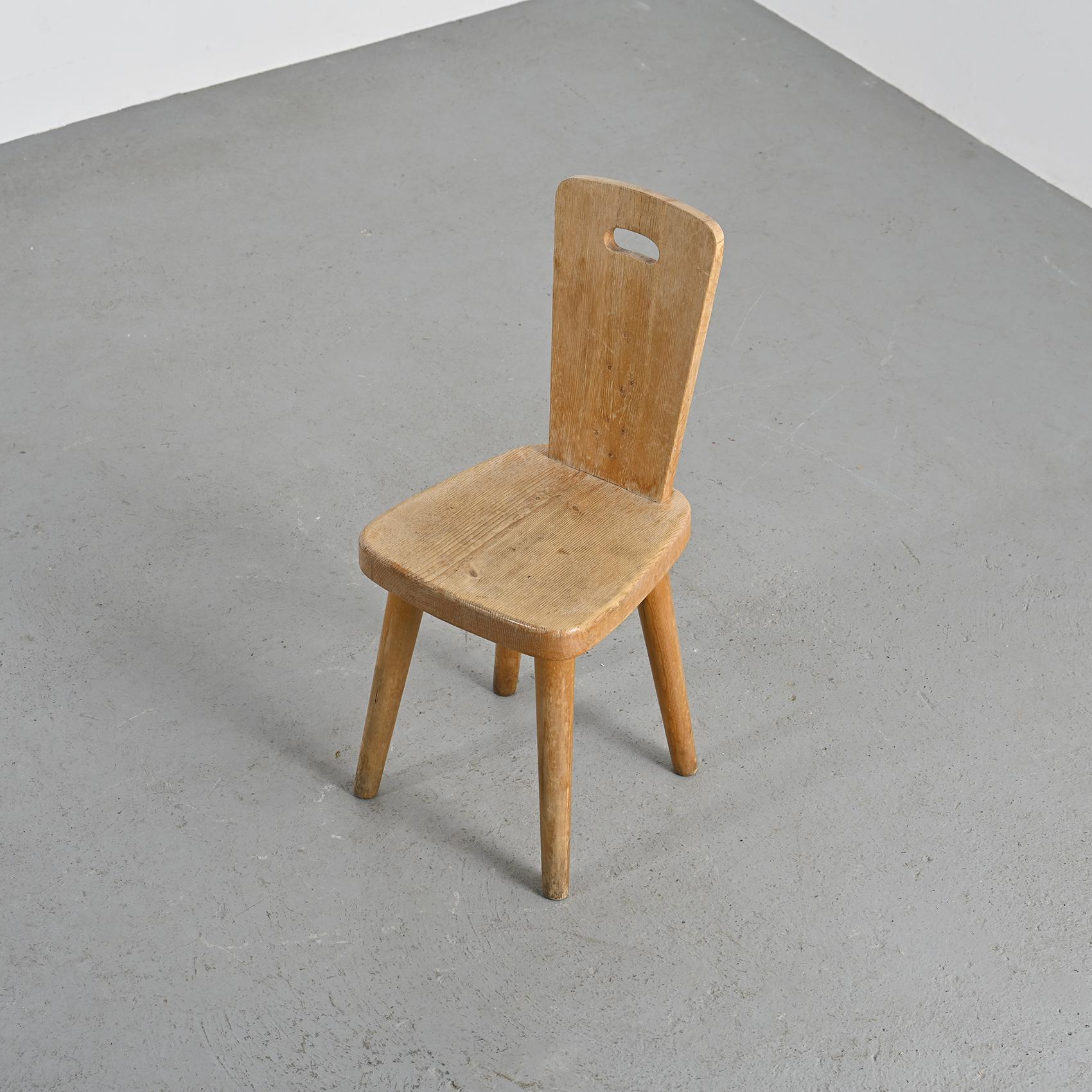 
Chaise conçue par Christian Durupt, célèbre ébéniste français connu pour son partenariat avec Charlotte Perriand.

Fabriqué en pin massif, apprécié pour sa robustesse, il repose sur quatre pieds élégamment fuselés soutenant une assise aux
