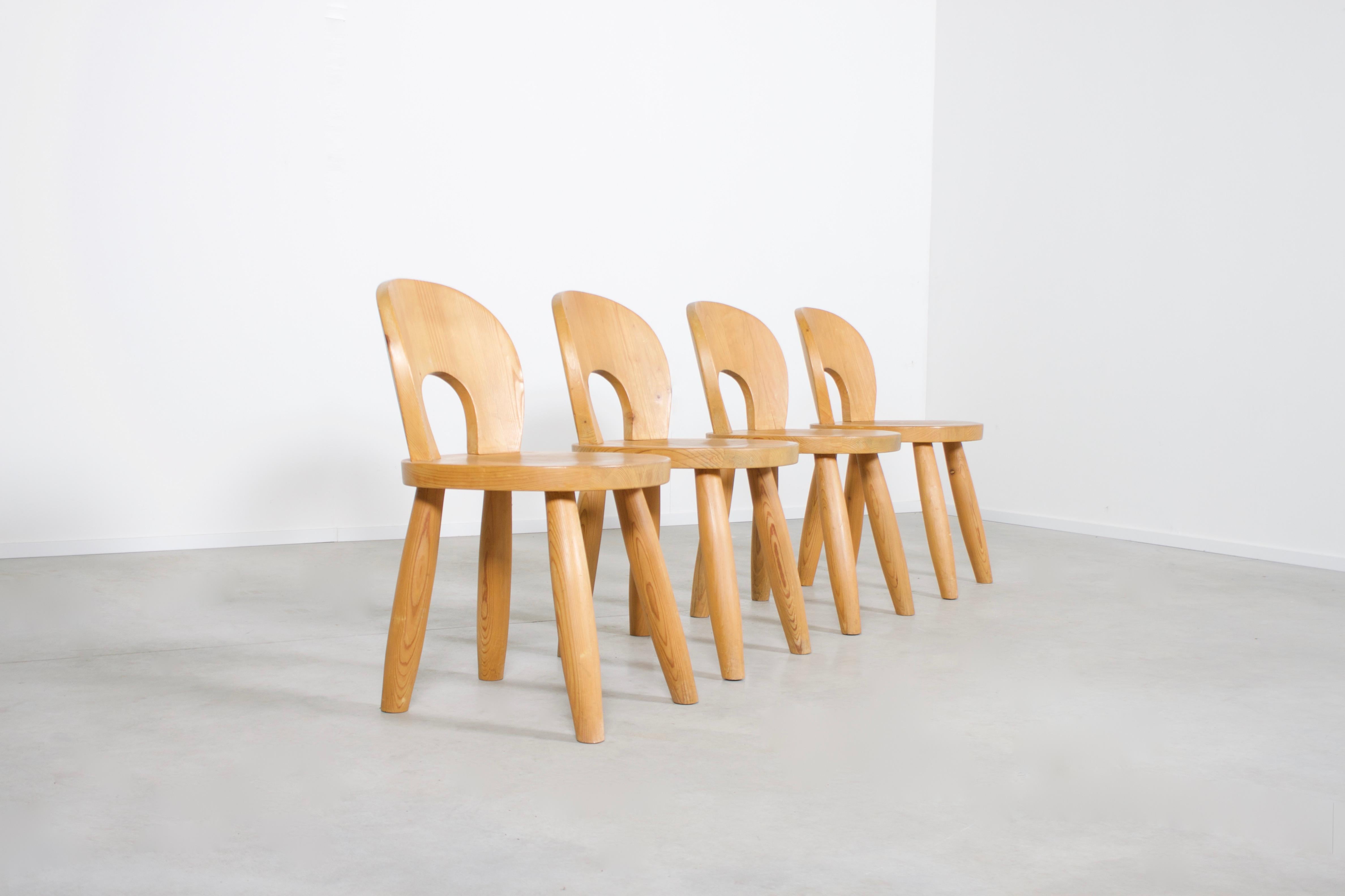 Set of four solid pine chairs in very good condition.

The chairs are made by Gebrüder Thonet Vienna in the late 1970s (stamped on the underside of the seat)

They are made of solid pine wood.

The chairs have thick heavy legs and a low round back,