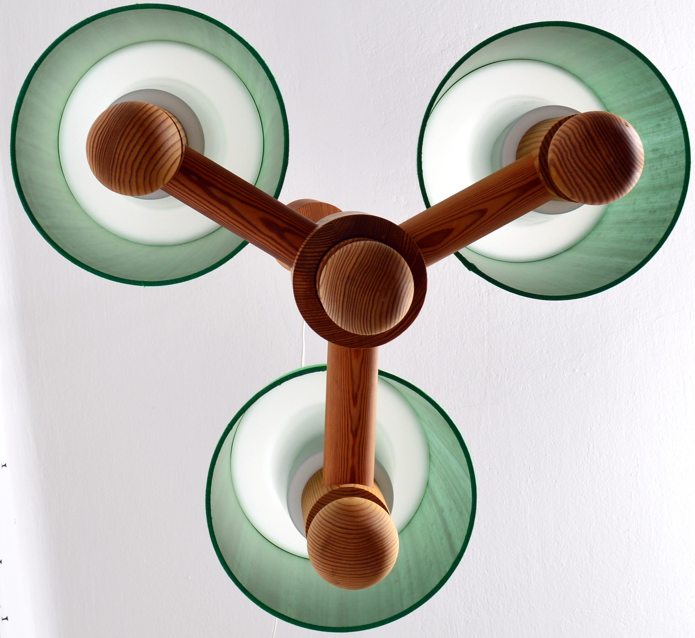 Metà XX secolo Lampadario in pino massiccio di Luxus Sweden con tre bracci, anni '60 in vendita