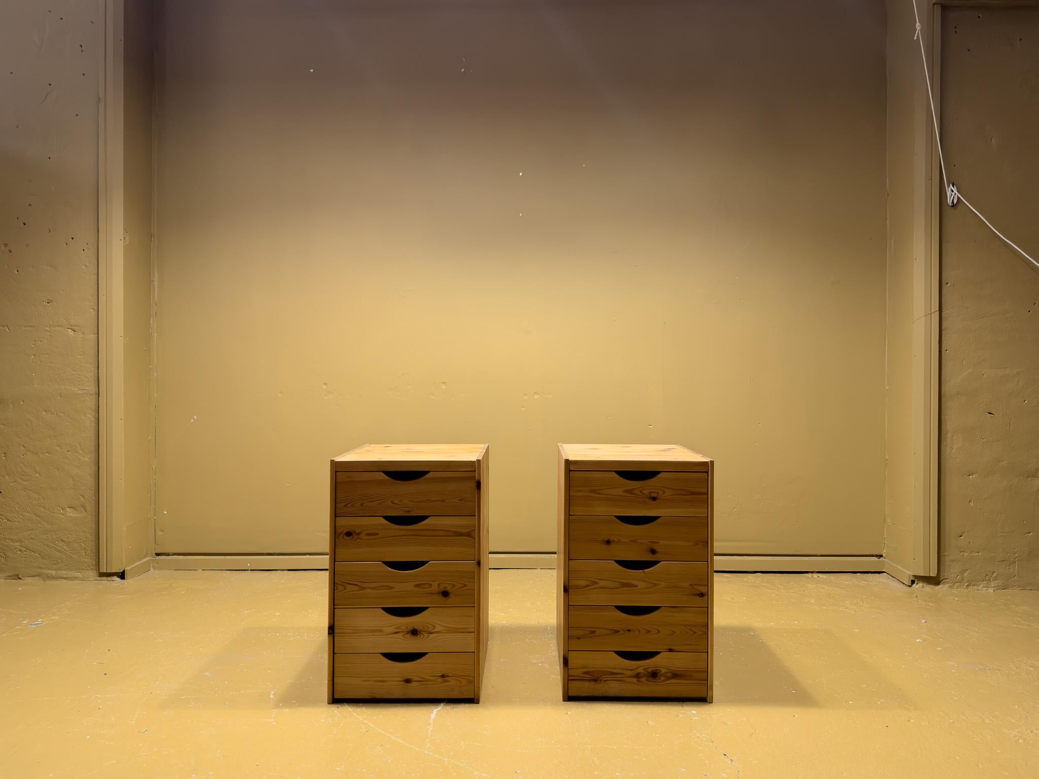Questo set coordinato di cassetti in legno danese degli anni '70 è un'aggiunta versatile e pratica a qualsiasi casa o ufficio. Ogni unità dispone di quattro cassetti di dimensioni generose con maniglie tagliate per facilitare l'accesso, combinando