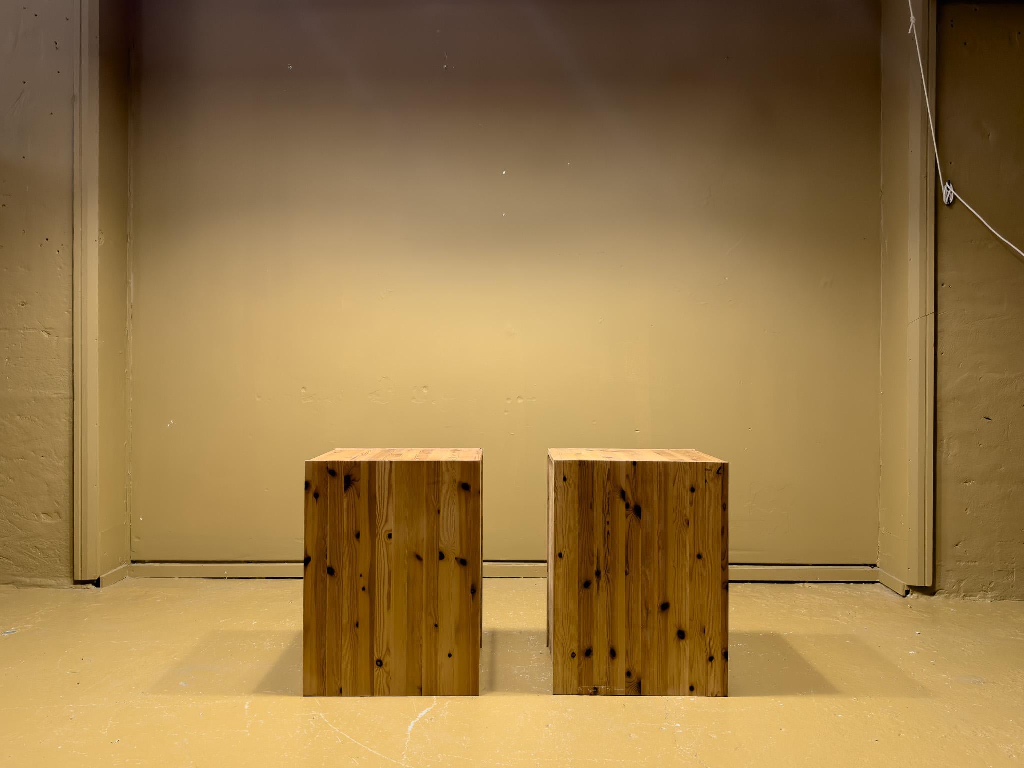 Mid-Century moderno Cassettiera in pino massiccio in vendita