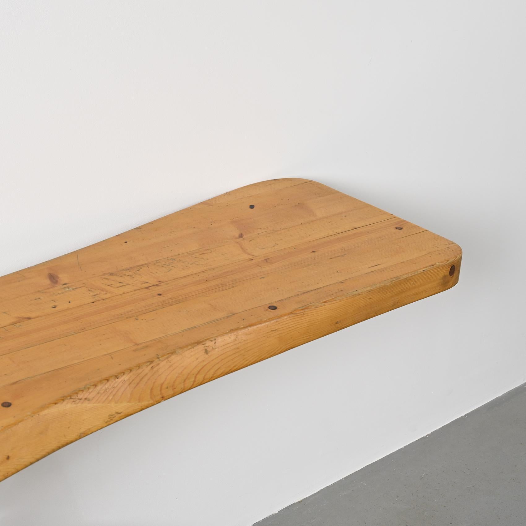 Solid pine console, Charlotte Perriand, Les Arcs 1800, circa 1970 Bon état - En vente à VILLEURBANNE, FR