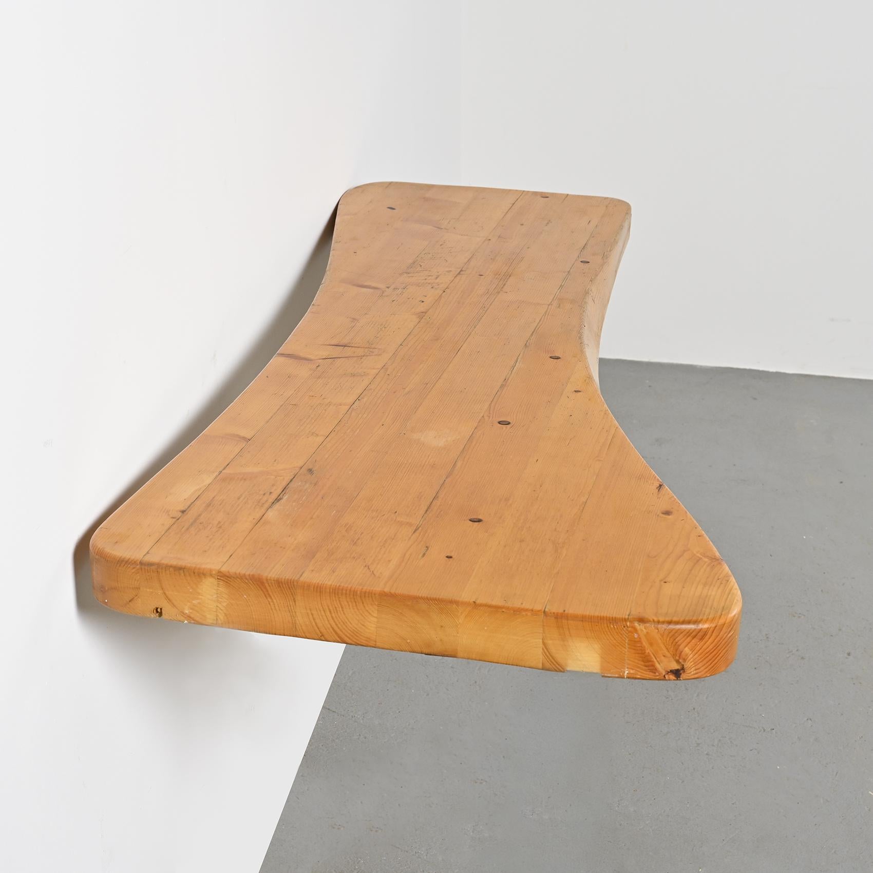 20ième siècle Solid pine console, Charlotte Perriand, Les Arcs 1800, circa 1970 en vente