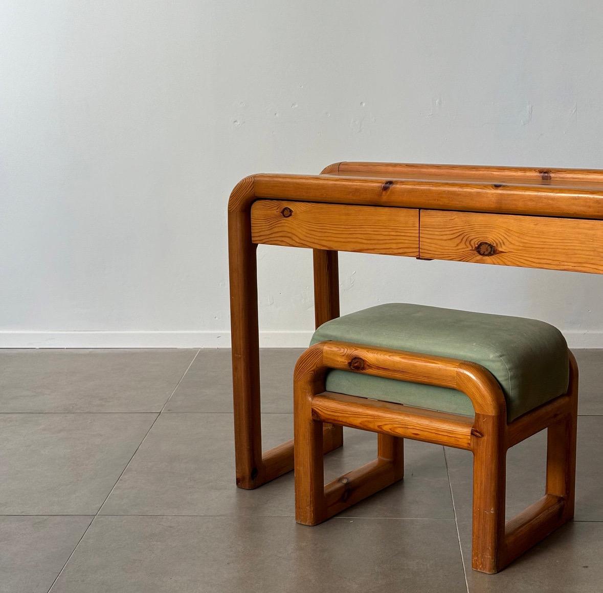 Dieses moderne Konsolen- und Ottomanenset aus massivem Kiefernholz aus den 1970er Jahren in Italien ist ein Beispiel für die zeitlose Eleganz und Handwerkskunst dieser Epoche. Die Konsole verfügt über zwei geräumige Schubladen, die sowohl