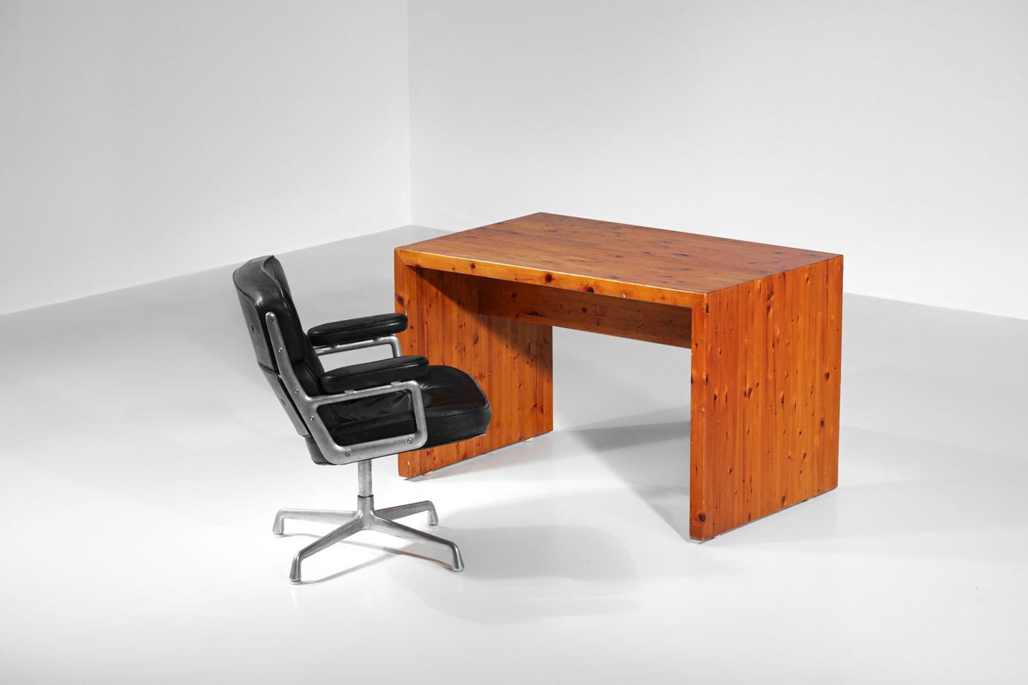 Schreibtisch aus massivem Kiefernholz im Stil von Charlotte Perriand aus den 60er Jahren - G314 im Angebot 5