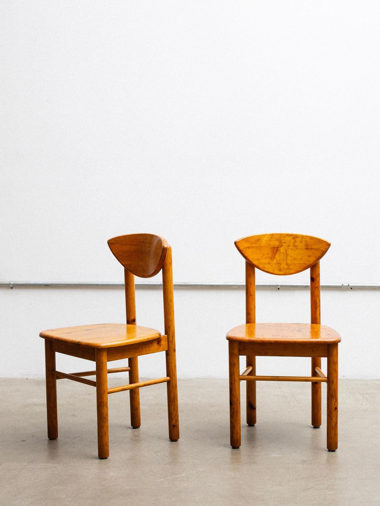 Chaises de salle à manger danoises en pin massif attribuées à Rainer Daumiller. Vendues par paires. 4 paires disponibles (8 chaises au total).

Rainer Daumiller est un designer d'origine allemande du milieu du XXe siècle, étroitement associé au