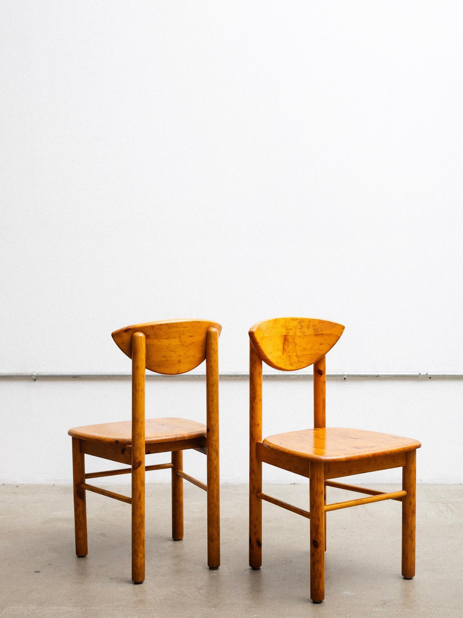 Scandinave moderne Paire de chaises de salle à manger en pin massif attribuées à Rainer Daumiller en vente
