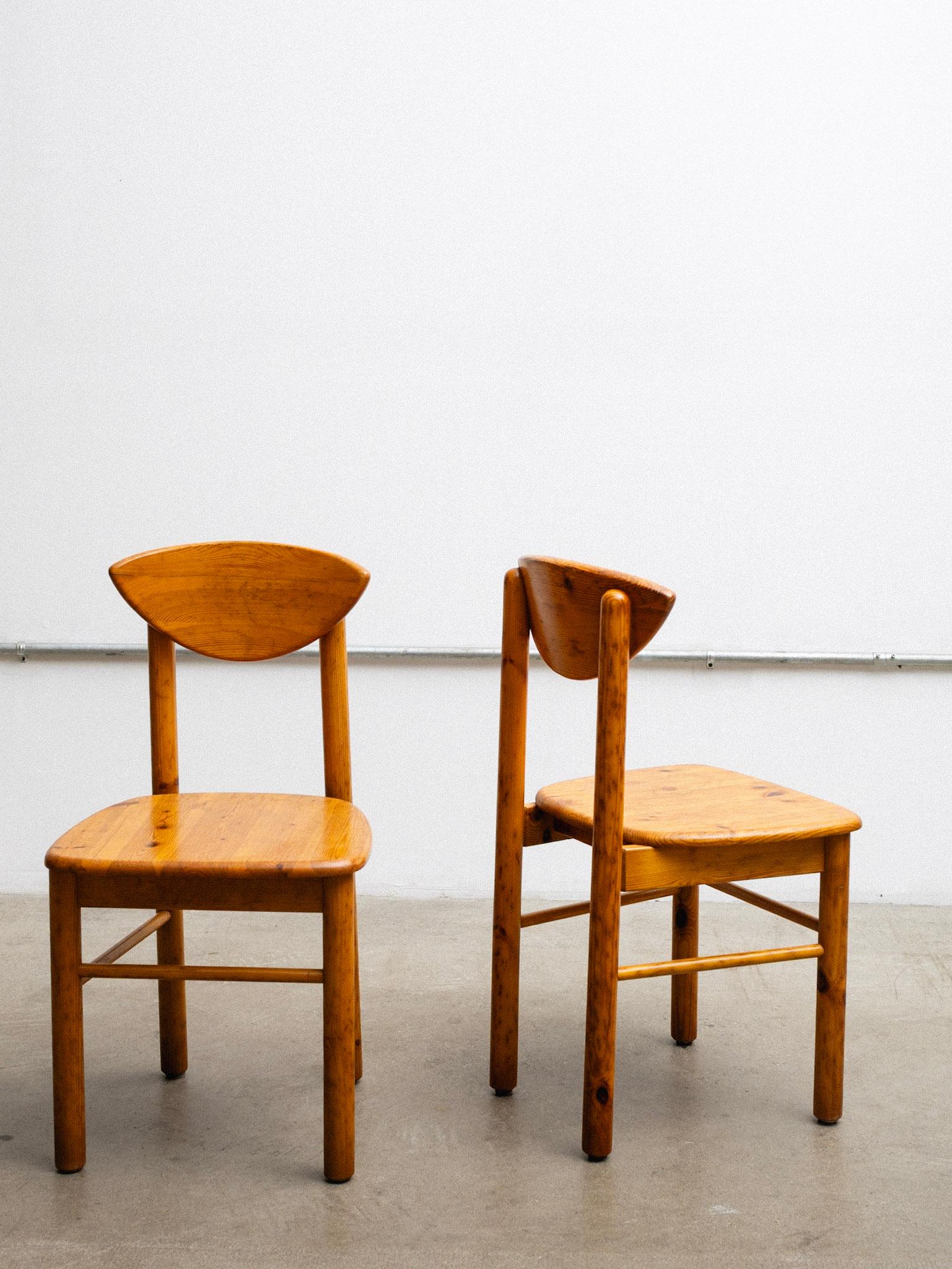 Danois Paire de chaises de salle à manger en pin massif attribuées à Rainer Daumiller en vente