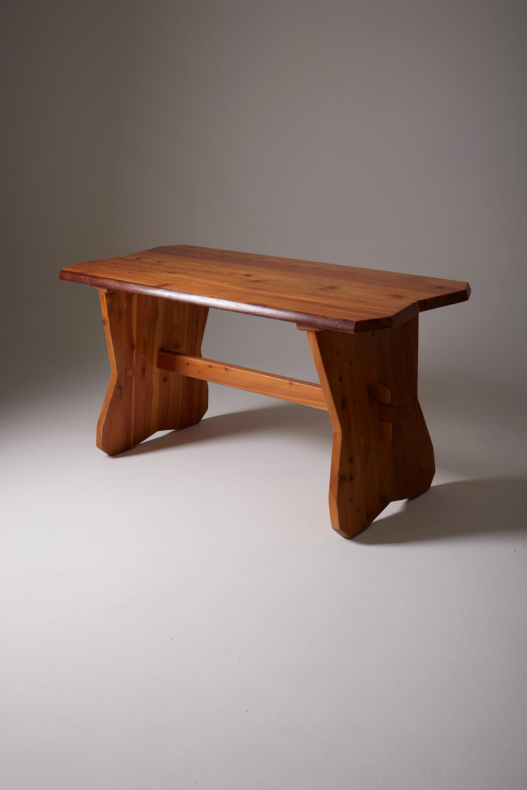 Solid pine dining table For Sale 6