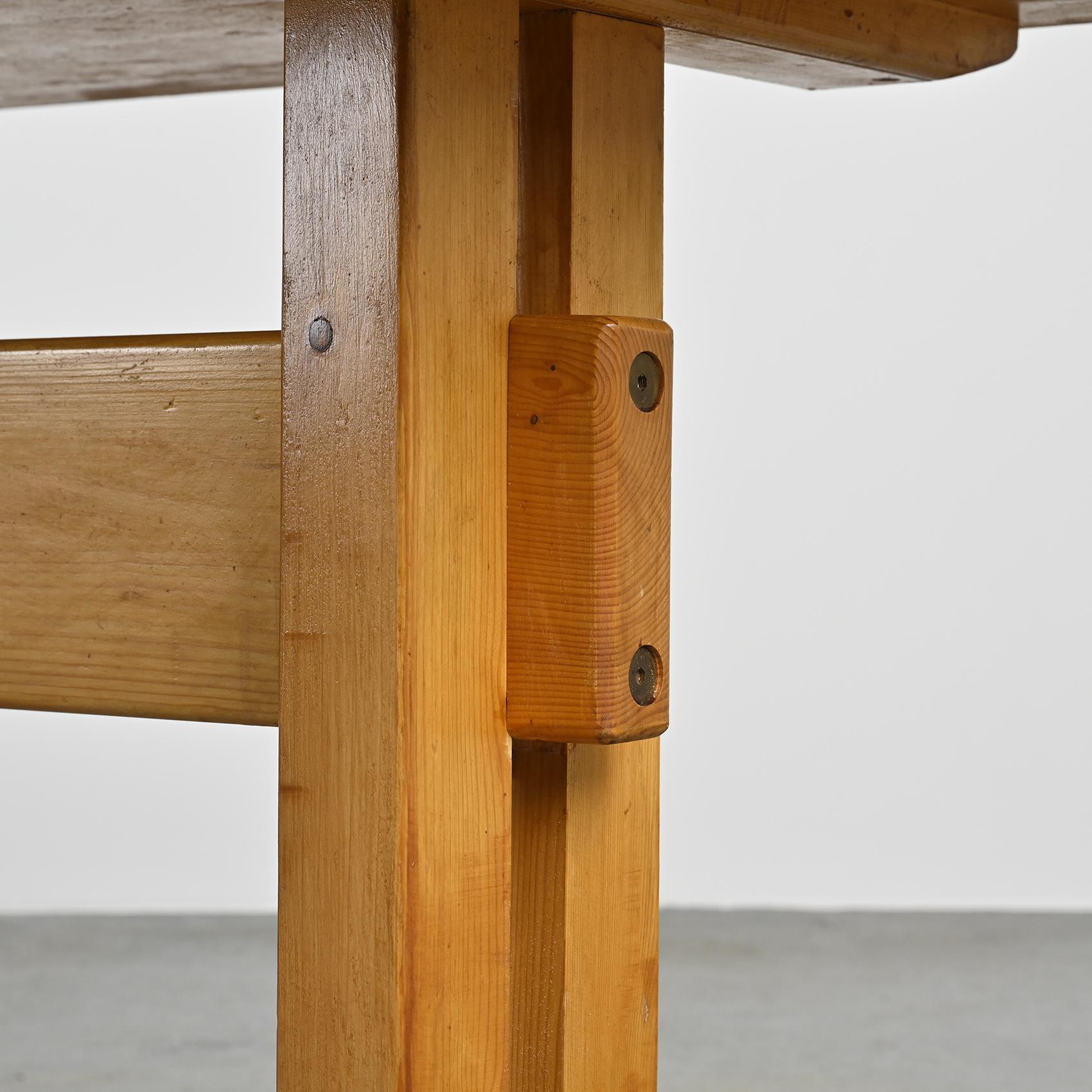 Solid Pine Dining Table, Les Arcs, France 1975 im Zustand „Gut“ im Angebot in VILLEURBANNE, FR