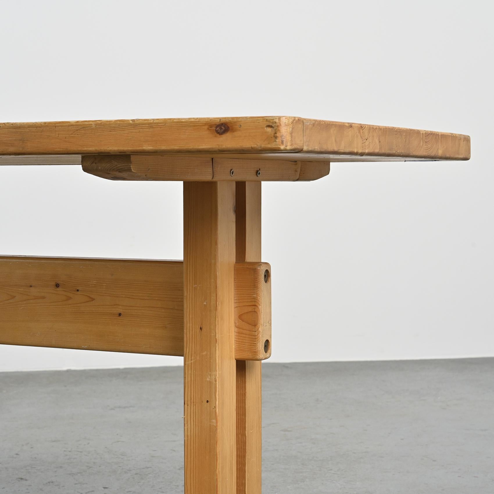 Solid Pine Dining Table, Les Arcs, France 1975 im Zustand „Gut“ im Angebot in VILLEURBANNE, FR