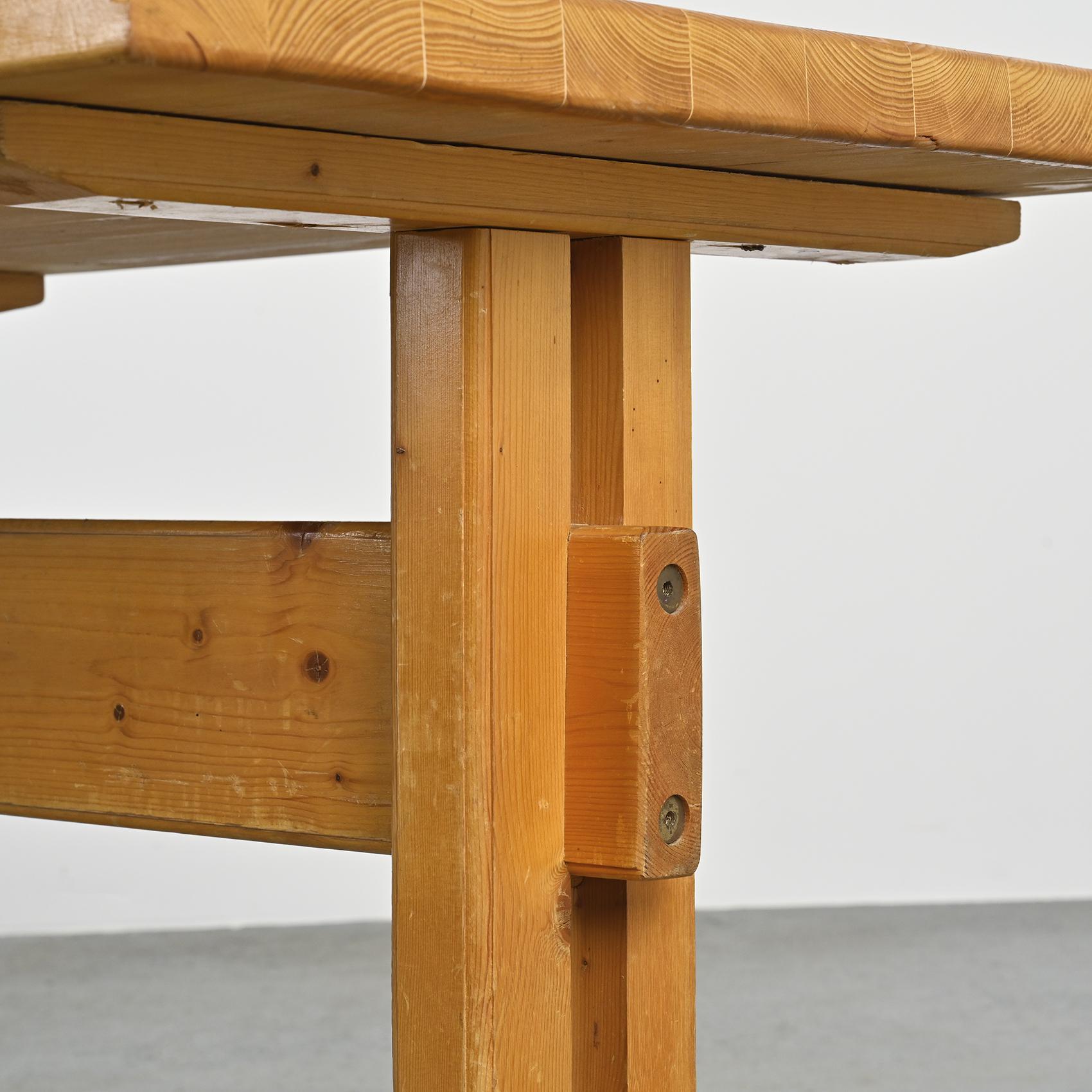 Solid Pine Dining Table, Les Arcs, France 1975 im Zustand „Gut“ im Angebot in VILLEURBANNE, FR