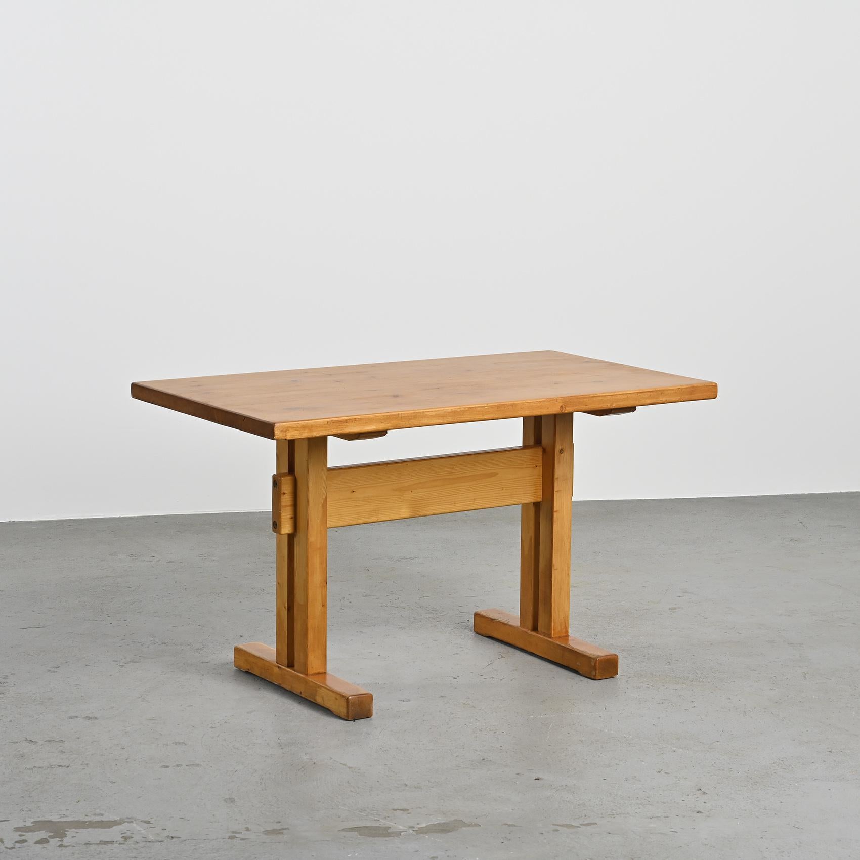 Solid Pine Dining Table, Les Arcs, France 1975 (Kiefernholz) im Angebot