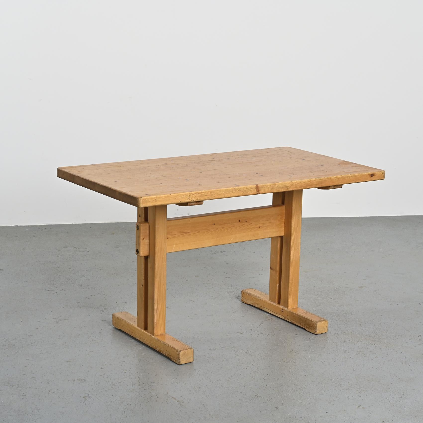 Solid Pine Dining Table, Les Arcs, France 1975 (Kiefernholz) im Angebot