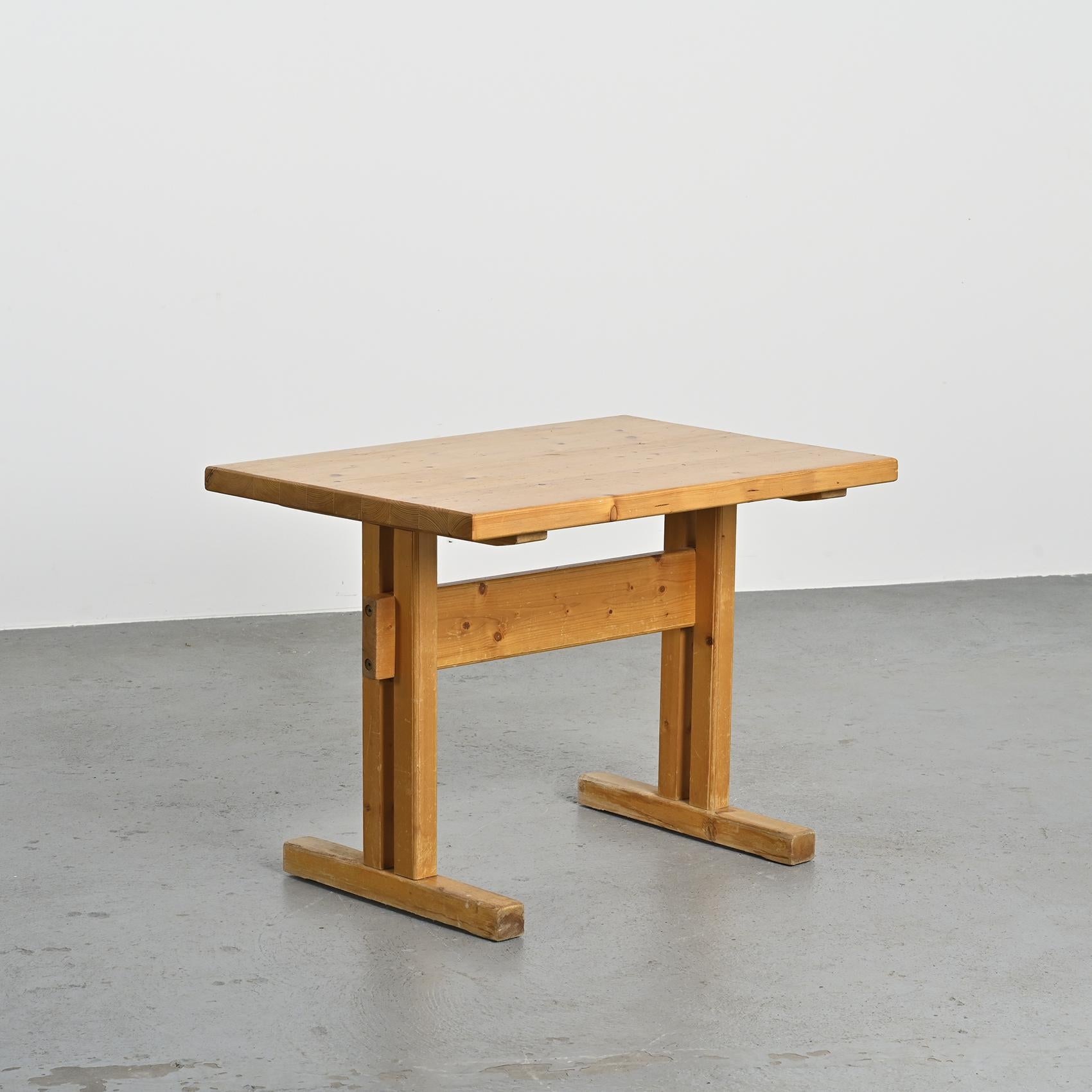 Solid Pine Dining Table, Les Arcs, France 1975 (Kiefernholz) im Angebot