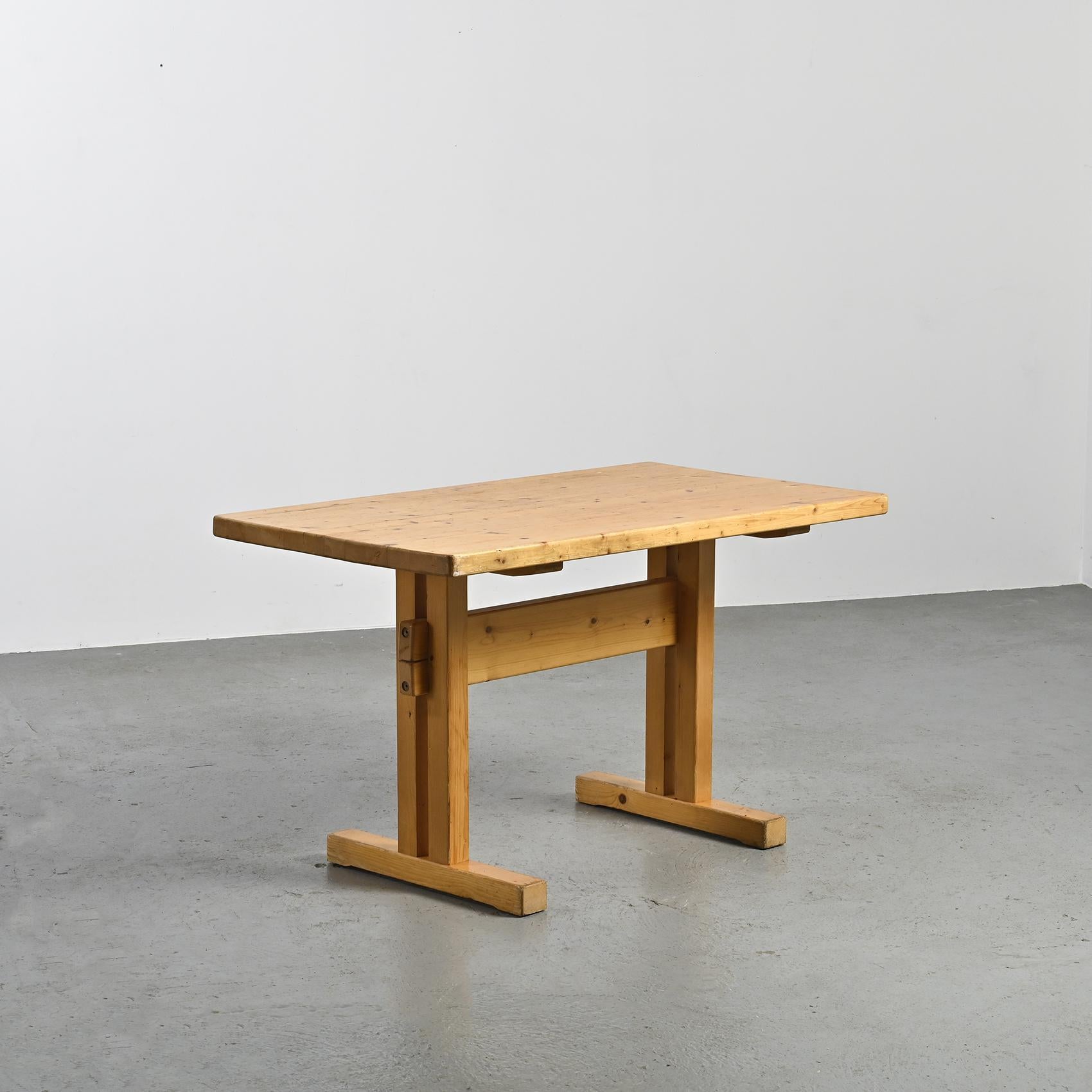 Table de salle à manger en pin massif, Les Arcs, France 3