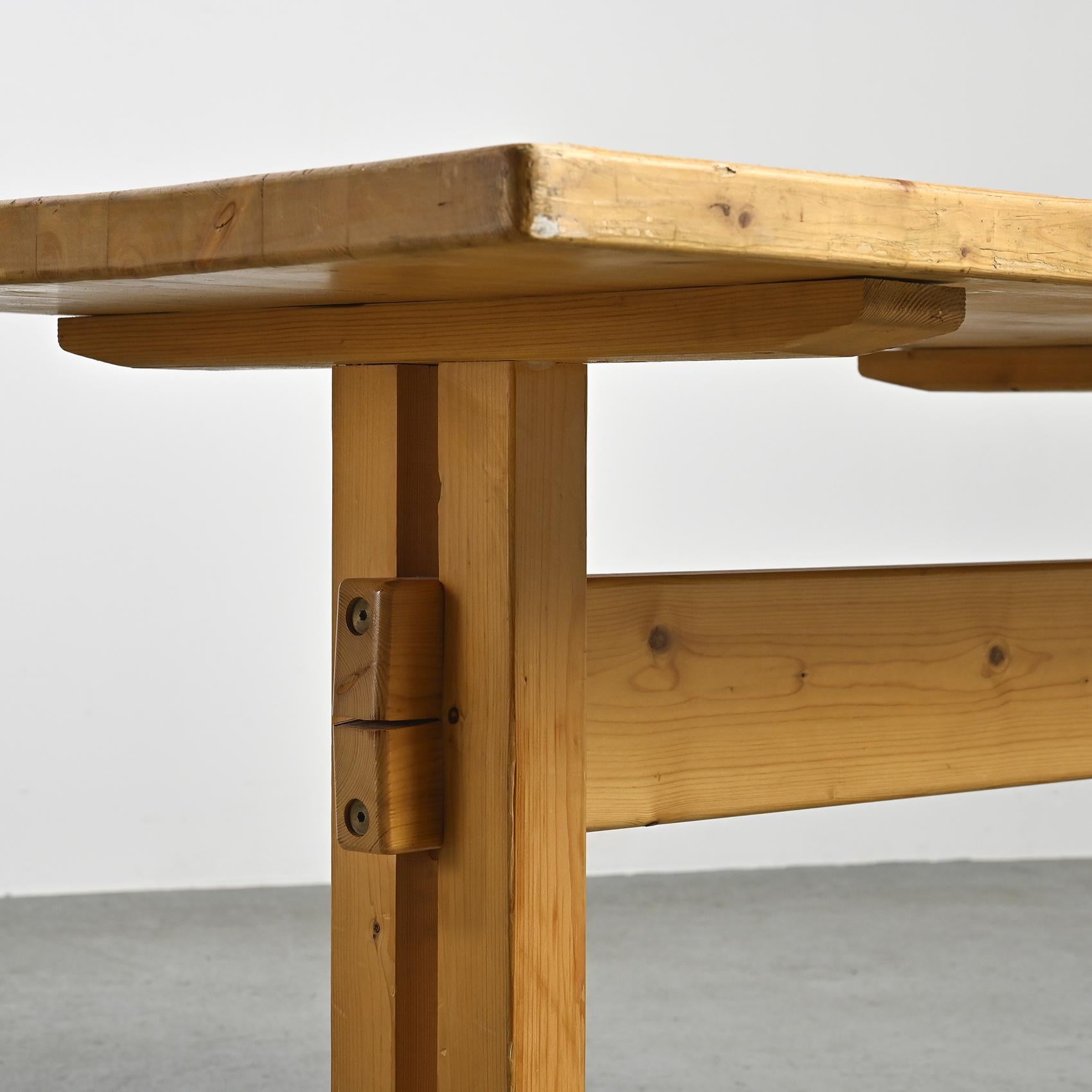 Table de salle à manger en pin massif, Les Arcs, France 4
