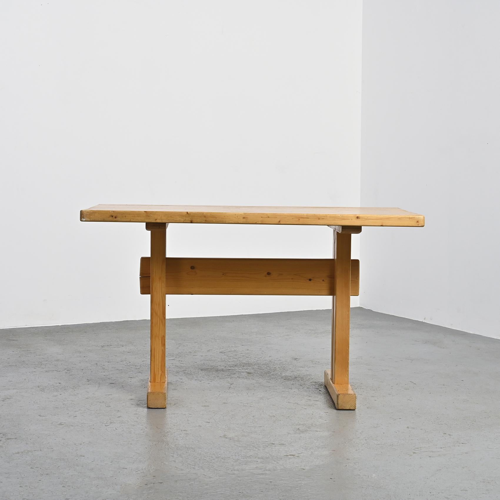 Table de salle à manger en pin massif, Les Arcs, France 6