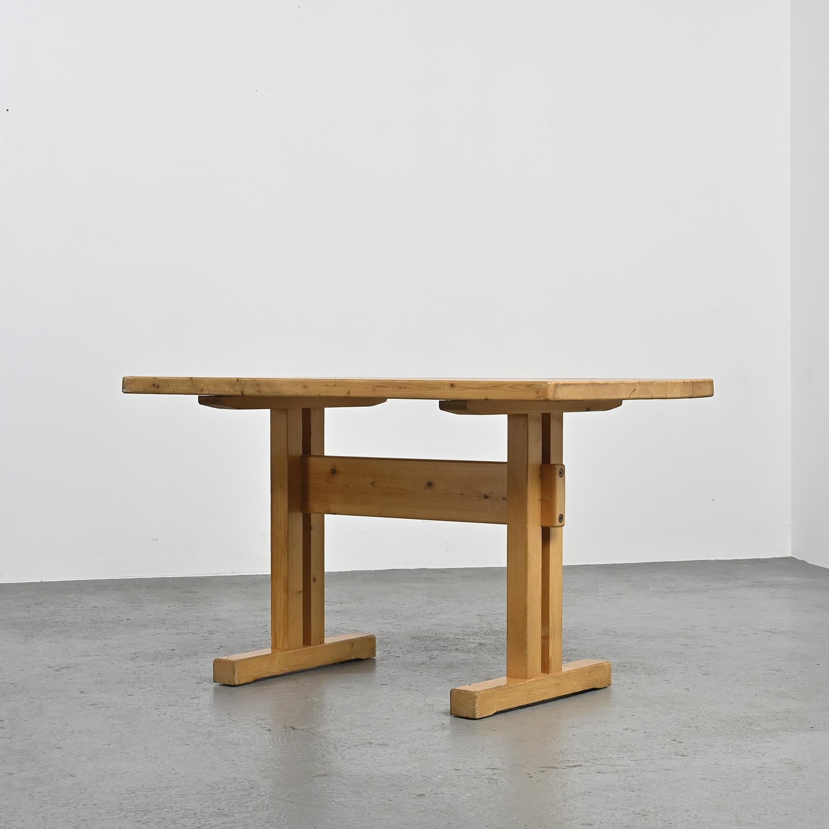 Table de salle à manger en pin massif, Les Arcs, France 7