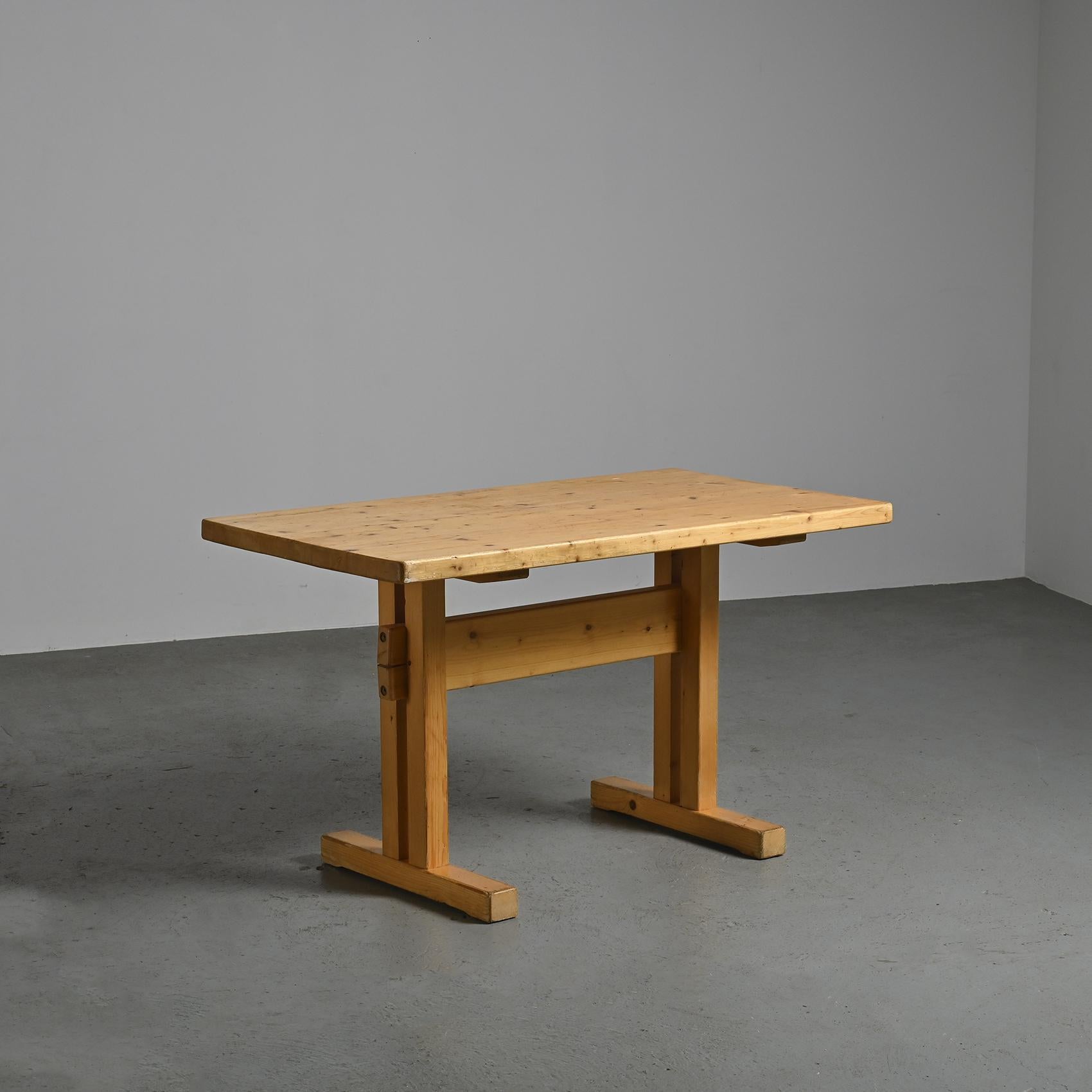  Table de salle à manger rectangulaire en pin massif, sélectionnée pour la station de ski française 