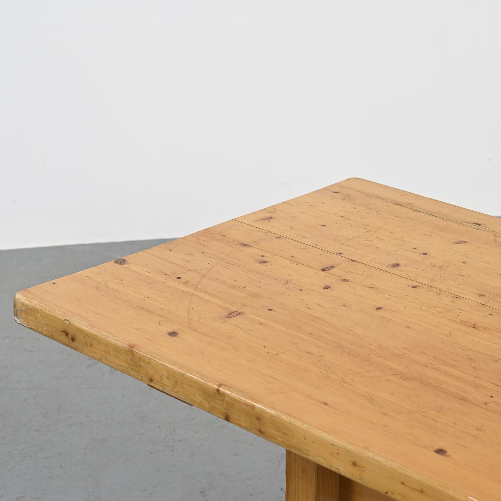 20ième siècle Table de salle à manger en pin massif, Les Arcs, France