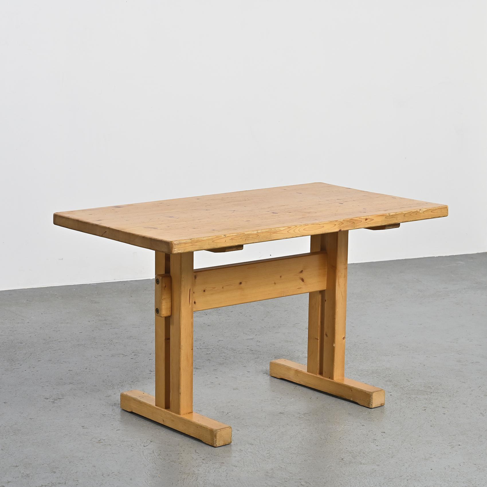 Table de salle à manger en pin massif, Les Arcs, France 2