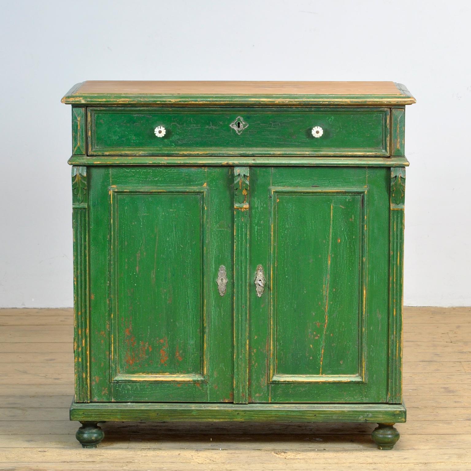 Pine dresser from circa 1900. Made of pine wood. The cabinet has its original paint with a nice patina. The dresser has a well-functioning lock with key. The cabinet has been cleaned and treated against woodworm. A beautiful and practical piece of