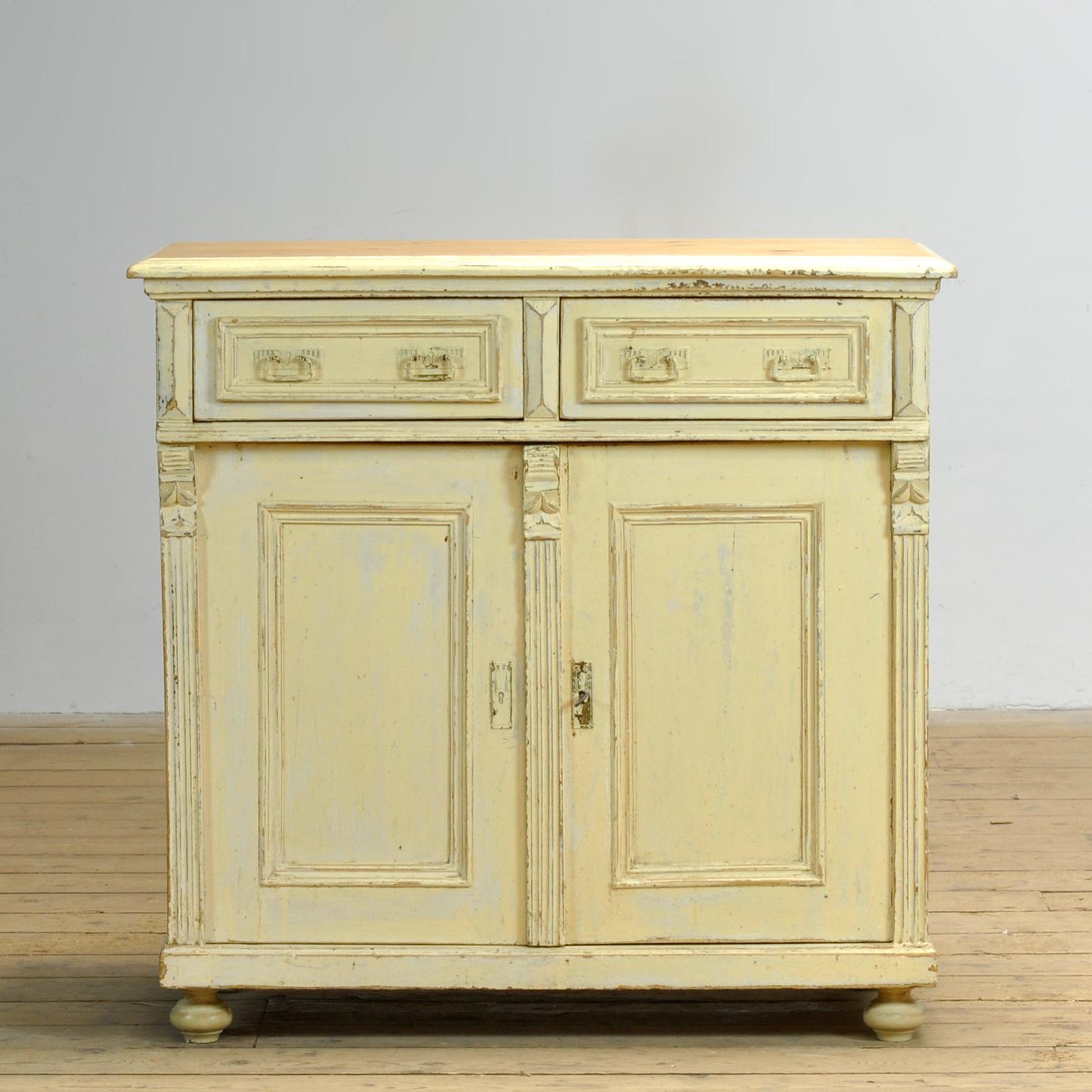 Buffet en pin datant d'environ 1910. L'armoire a conservé sa peinture d'origine avec une belle patine. L'armoire est équipée d'une serrure à clé qui fonctionne bien. Cette armoire a été nettoyée et traitée contre les vers du bois. Un beau meuble