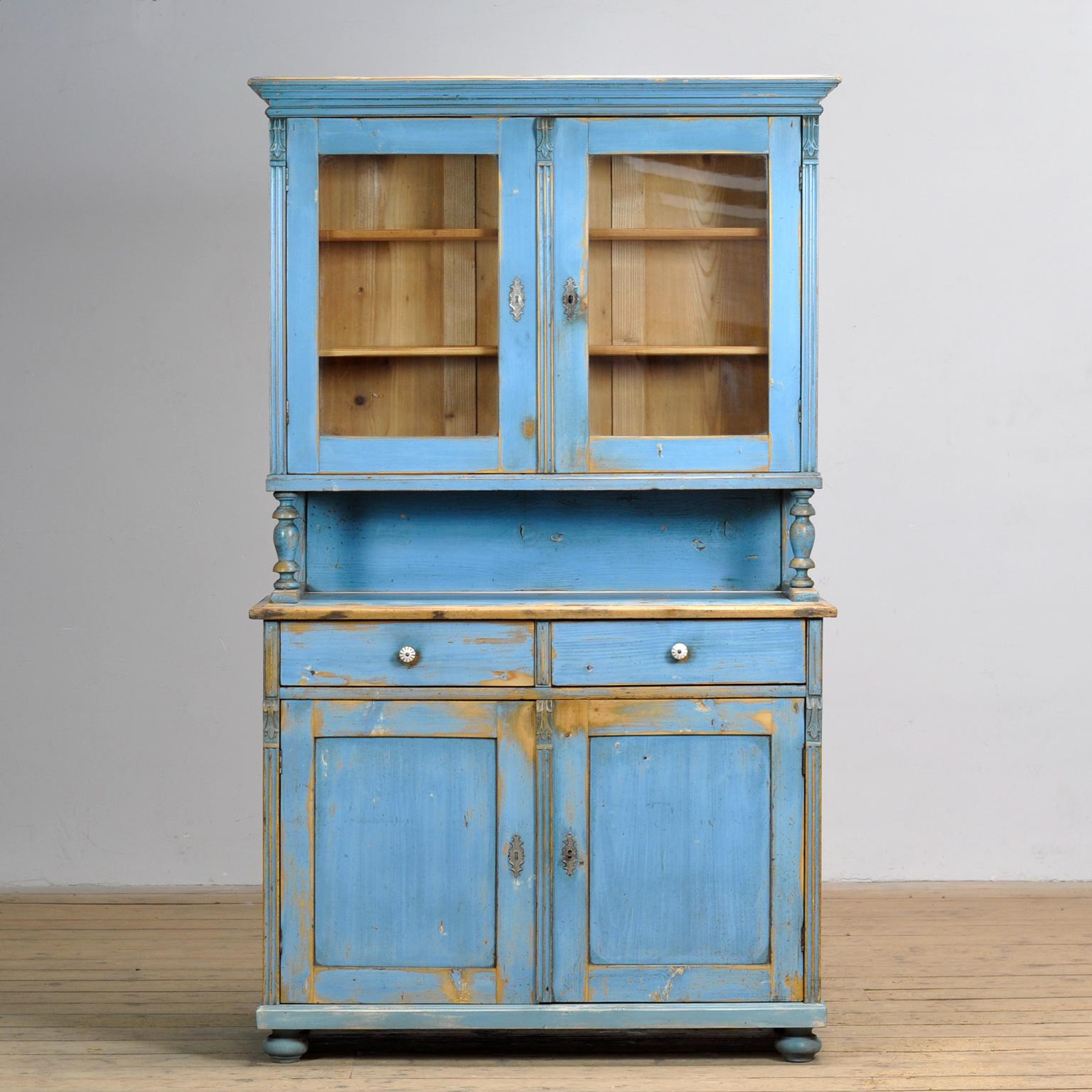 Grand buffet en bois fabriqué vers 1900. L'armoire se compose de deux parties. Dans la partie supérieure, deux portes avec deux étagères. En bas, 2 tiroirs et 2 portes avec une étagère pour un grand espace de rangement.