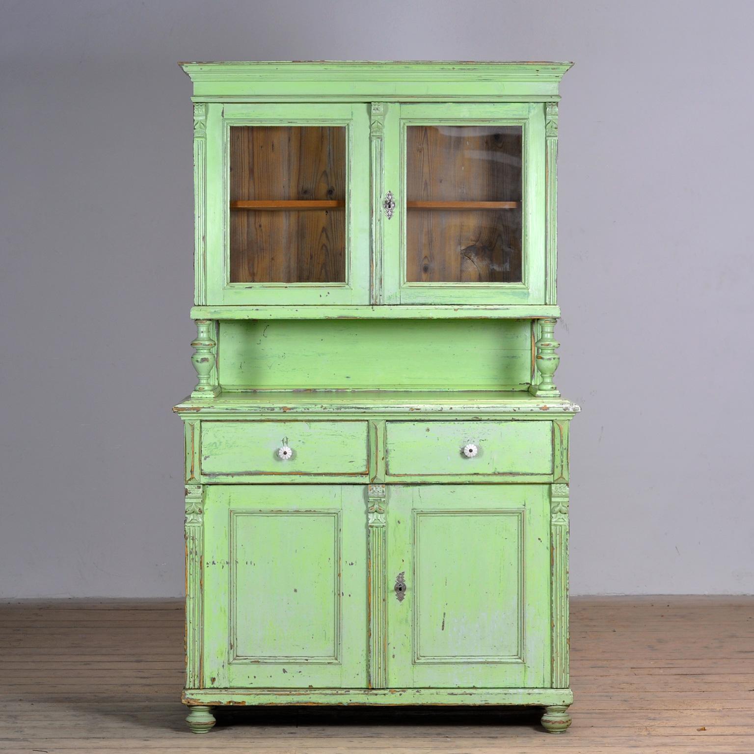 Große Holzanrichte in Originallackierung, hergestellt um 1900. Das Sideboard besteht aus zwei Teilen. Der obere Teil hat zwei Türen mit einem Einlegeboden. Der untere Teil verfügt über zwei Schubladen und zwei Türen mit einem Einlegeboden für