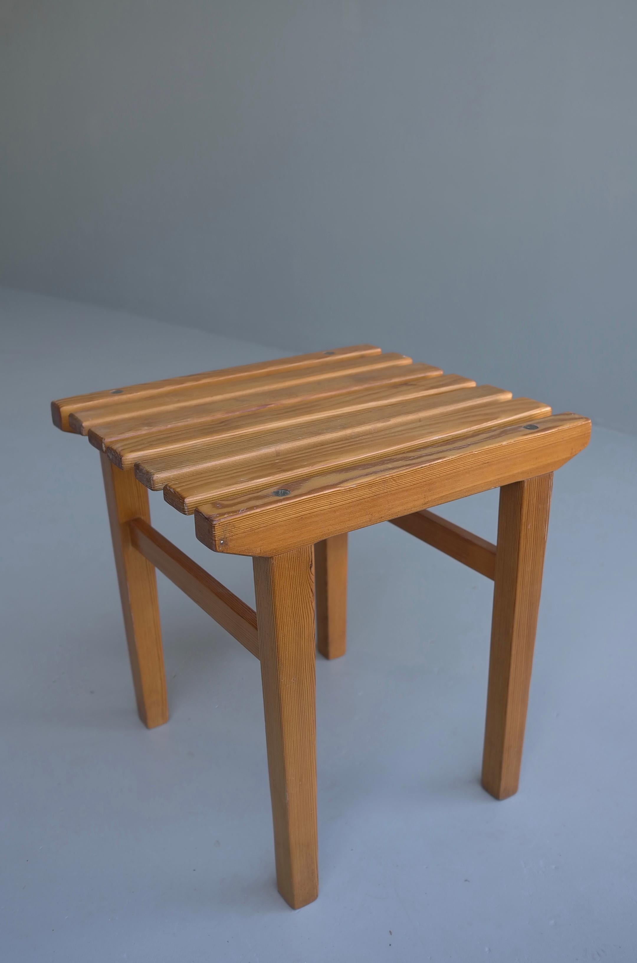 Solid Pine Midcentury Slats Stool, Sweden, 1960s In Good Condition For Sale In Den Haag, NL
