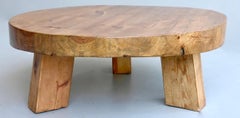 Table basse ronde organique en pin massif:: France:: années 1960